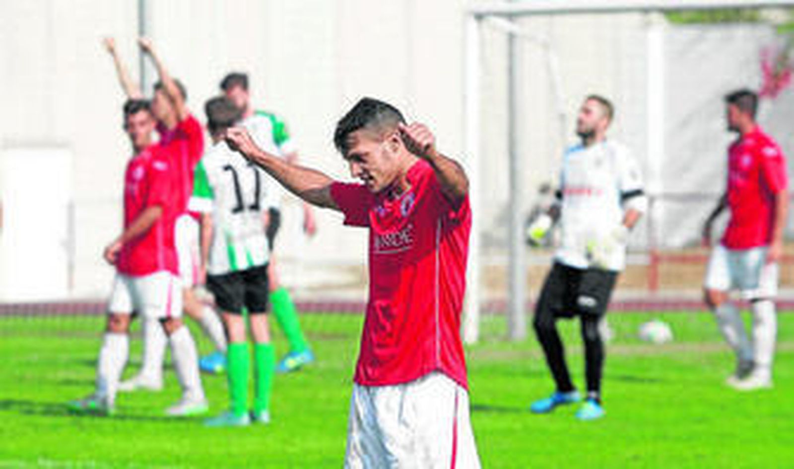1. Los rojillos, con Stoichkov en primer plano, alzan los puños en señal de victoria tras el sufrido partido ante el Sanluqueño, con casi seis minutos de alargue. 2. El delantero Luisma, artífice de un gran gol, disputa el balón con Parada. 3. El central Pablo Corrales va con todo ante un atacante del Atleti.