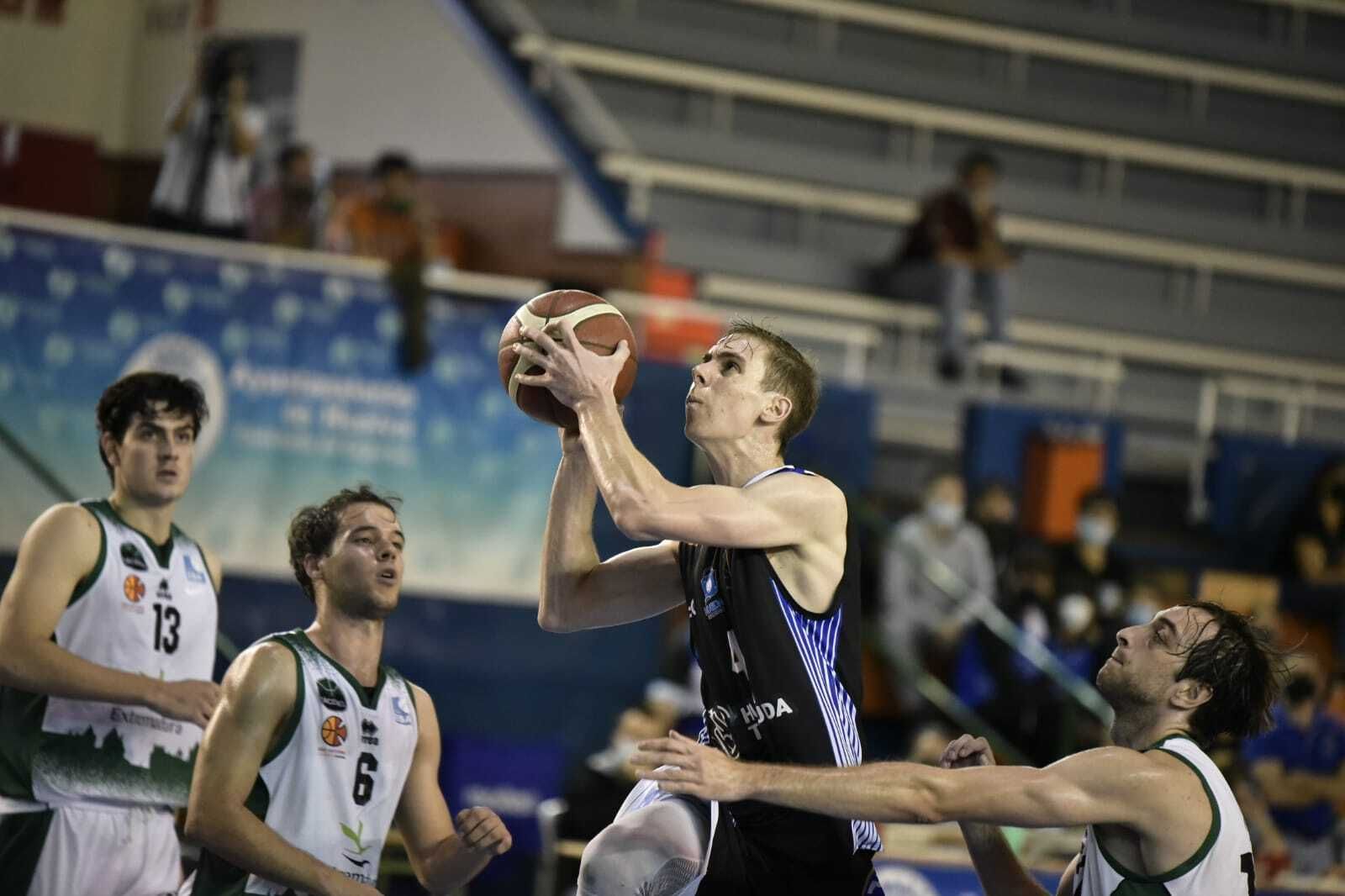 Alberto Torres, en acción durante un partido en el Andrés Estrada.