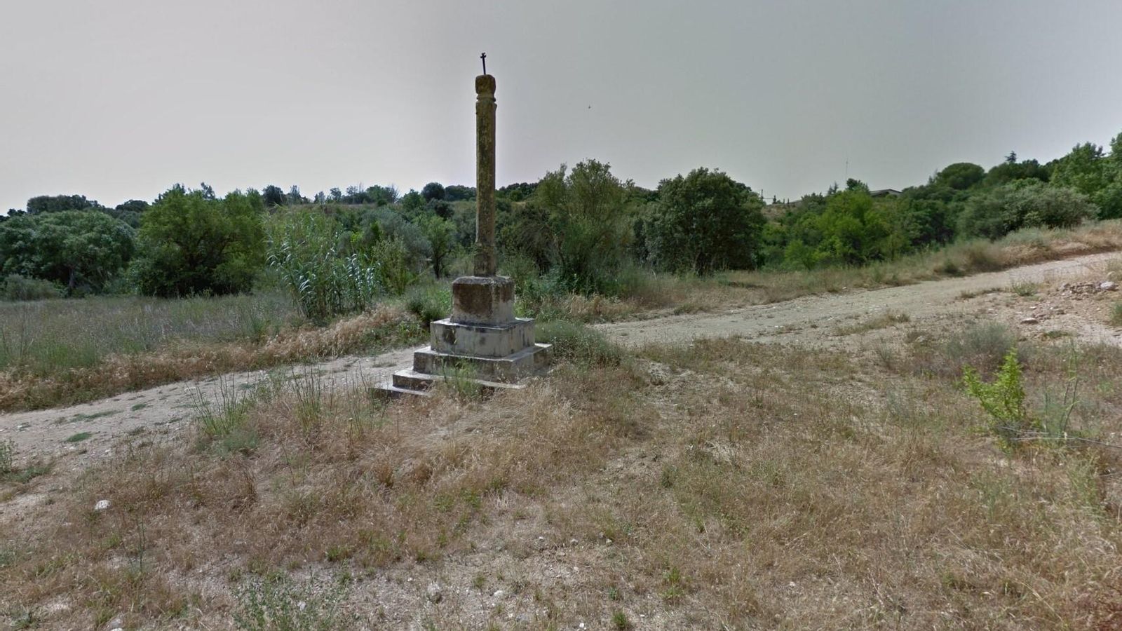 Pasamos una bifurcación: dejamos este poste coronado por una pequeña cruz  a la izquierda.