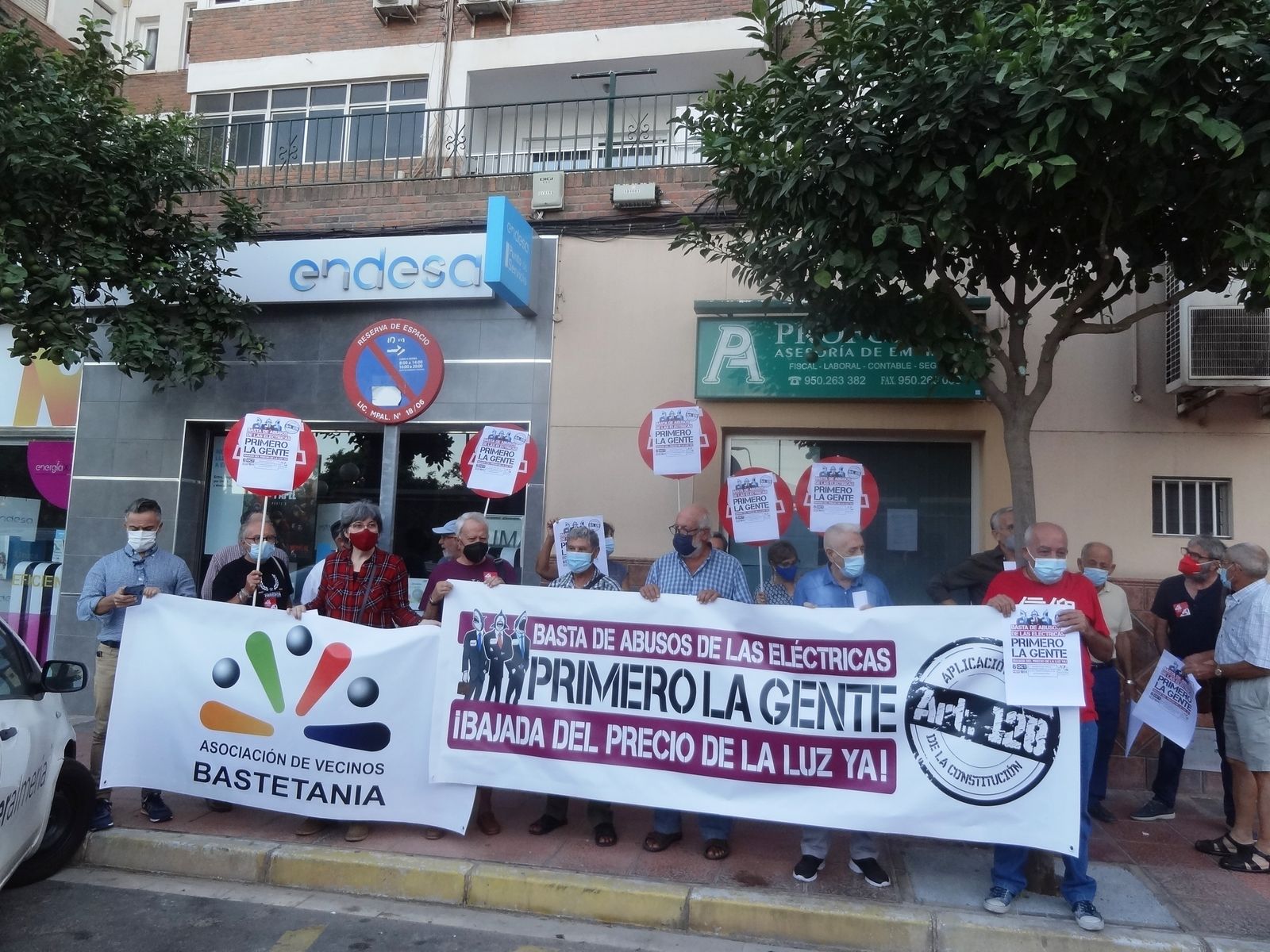 Manifestación vecinal contra la "brutal" subida de  la luz