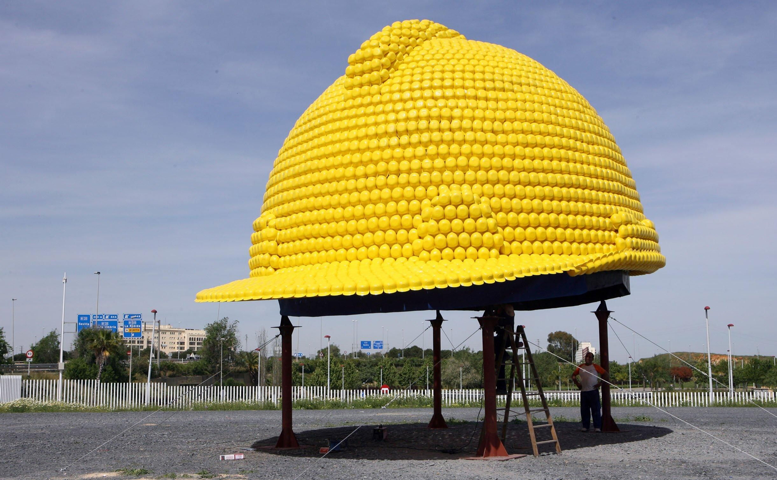 La escultura del casco.