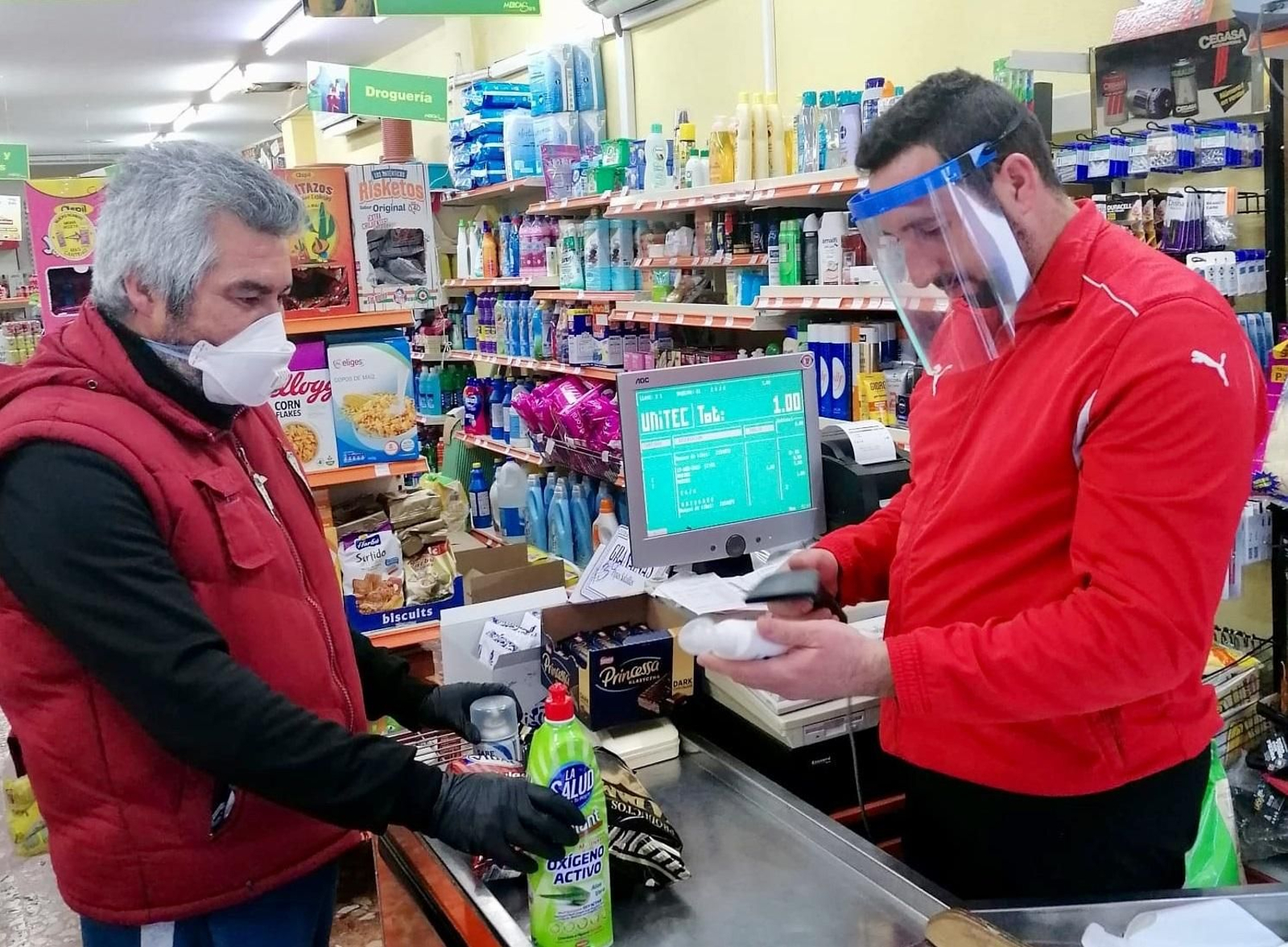 Abla ha repartido pantallas protectoras elaboradas con impresora 3D por un vecino.