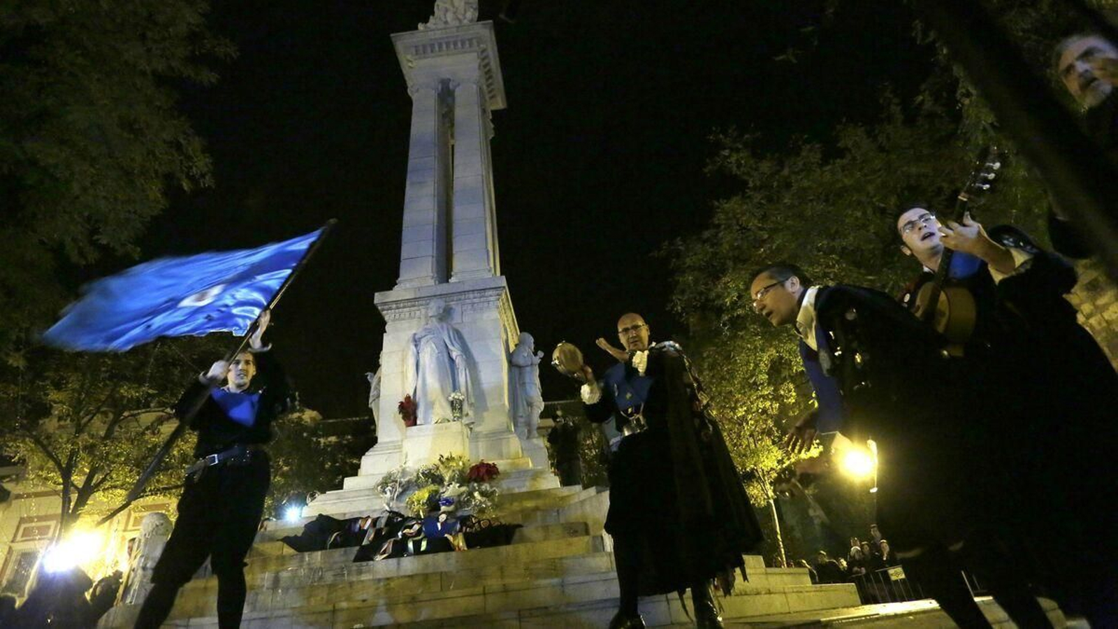Tunos a los pies de la Inmaculada.