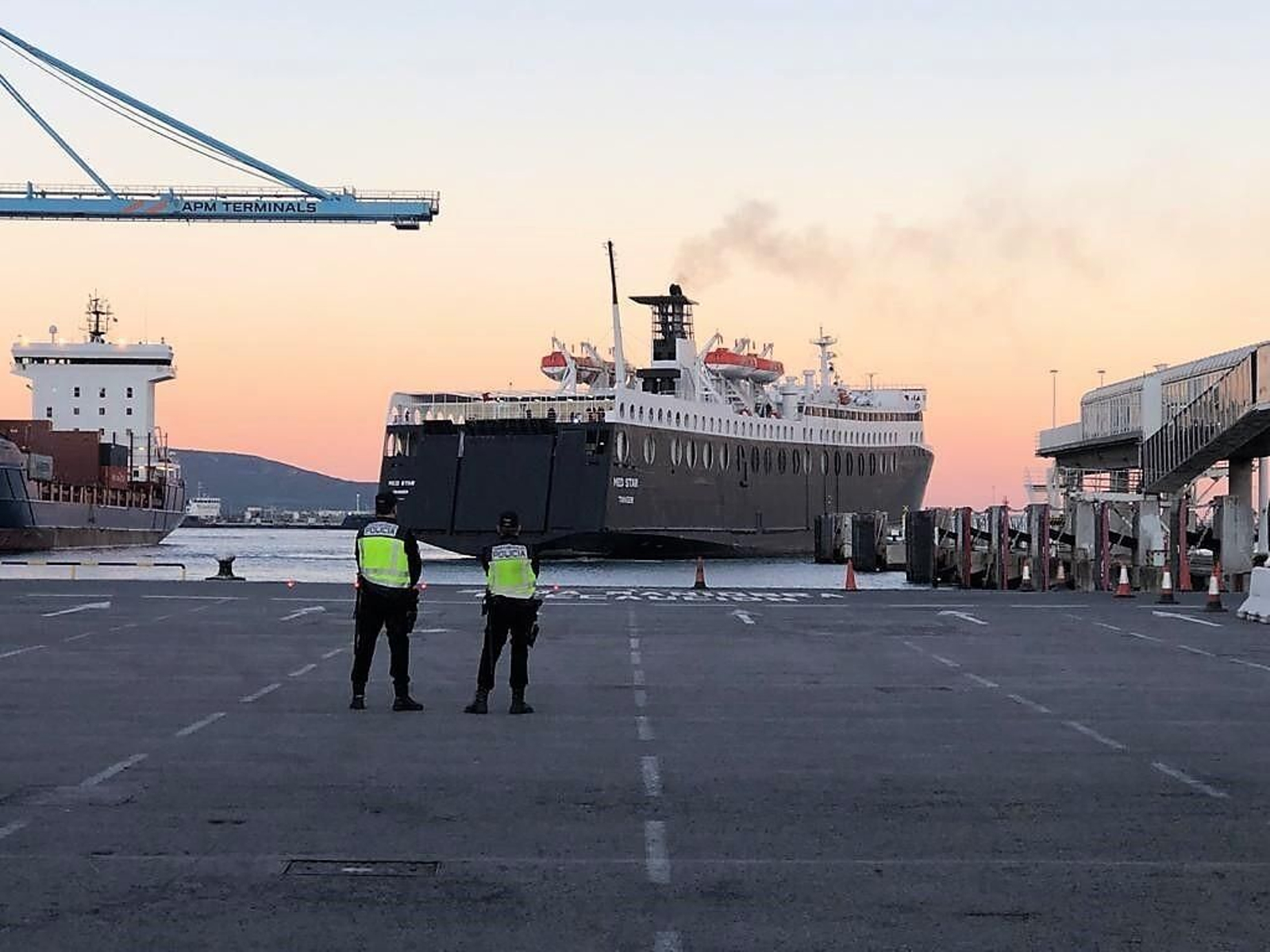 Llegada de un ferry con temporeras marroquíes al Puerto de Algeciras.