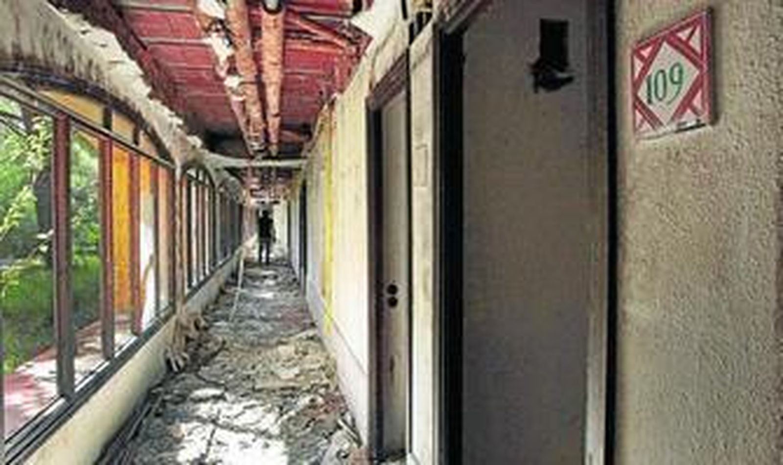 Una imagen del mes de julio pasado, que refleja el deplorable estado en que se encuentra el hotel Caballo Blanco, cada día más deteriorado.