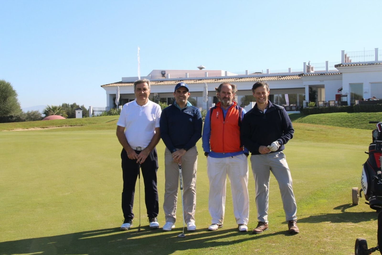 Los vencedores de las dos categorías del torneo posan en el campo de Benalup.