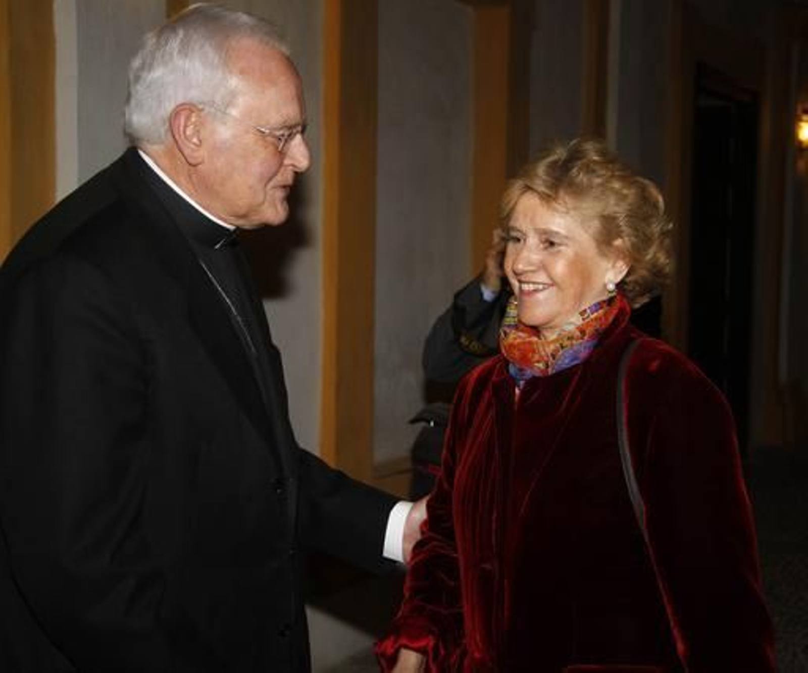 El cardenal Amigo conversa con la ex alcaldesa de Sevilla Soledad Becerril. 

Foto: Antonio Pizarro / Juan Carlos Vázquez / Victoria Hidalgo / Manuel Gómez