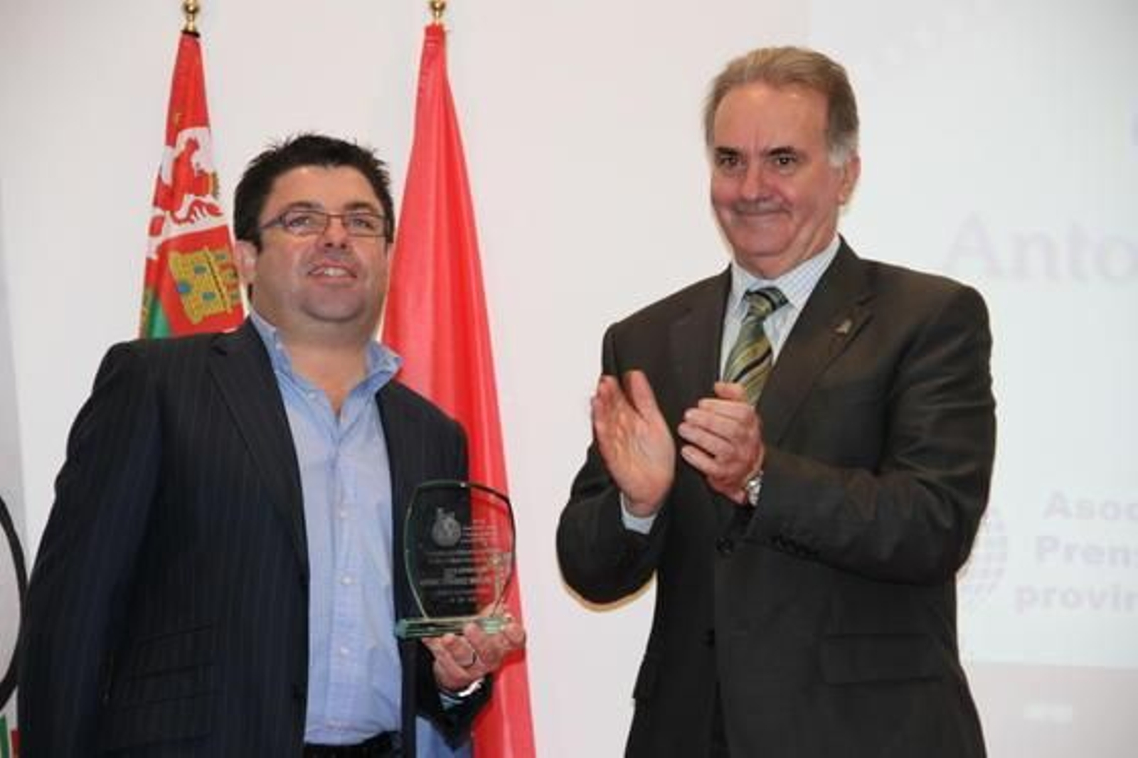 Antonio Fernández recoge su premio, en reconocimiento a su labor en la selección española durante el Mundial de Sudáfrica. 

Foto: Manuel Aragon Pina