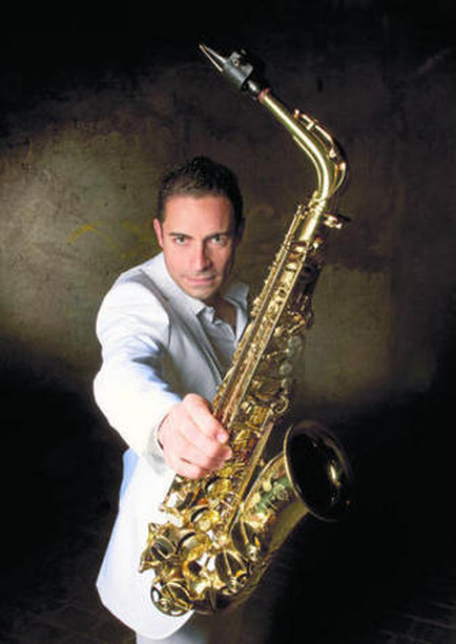 Juanma Linde junto a su saxofón en una foto promocional de su nuevo disco.