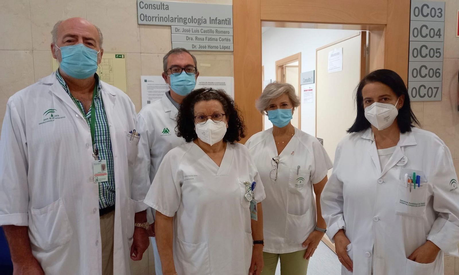 El otorrino Juan Manuel Espinosa, junto al jefe de servicio de Otorrinolaringología, Francisco Fernández-Nogueras, a la izquierda, y parte del equipo