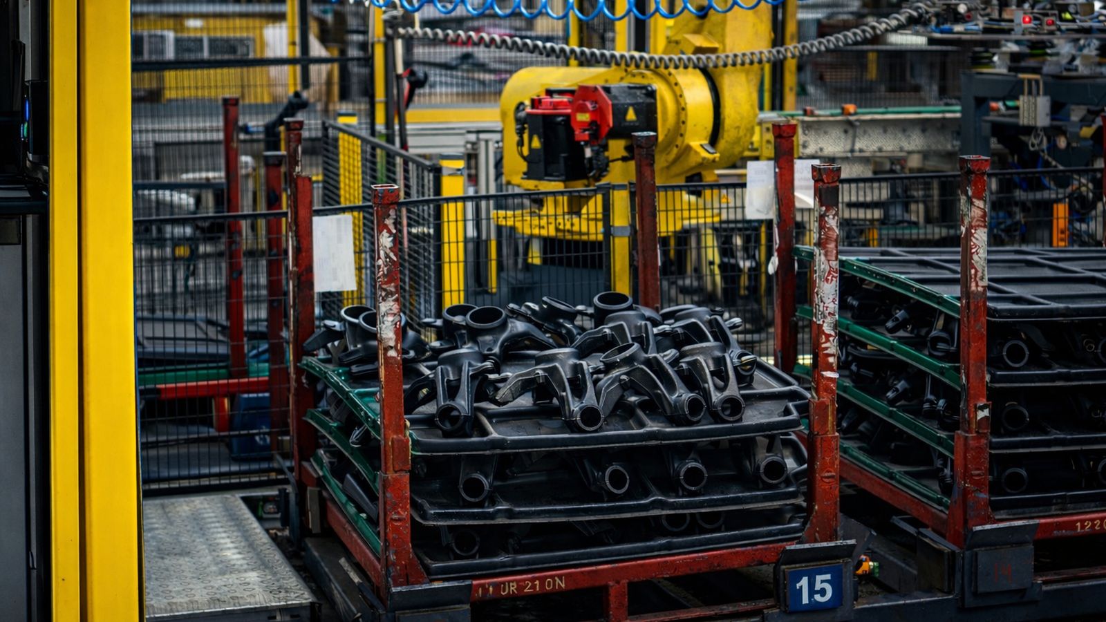 Los robots también agrupan las manguetas de cara a su distribución a las plantas de ensamblado de automóviles 