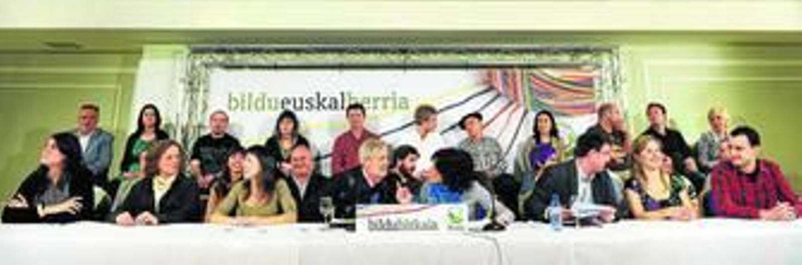 Candidatos de Bildu durante un acto celebrado en Bilbao el pasado 14 de abril.