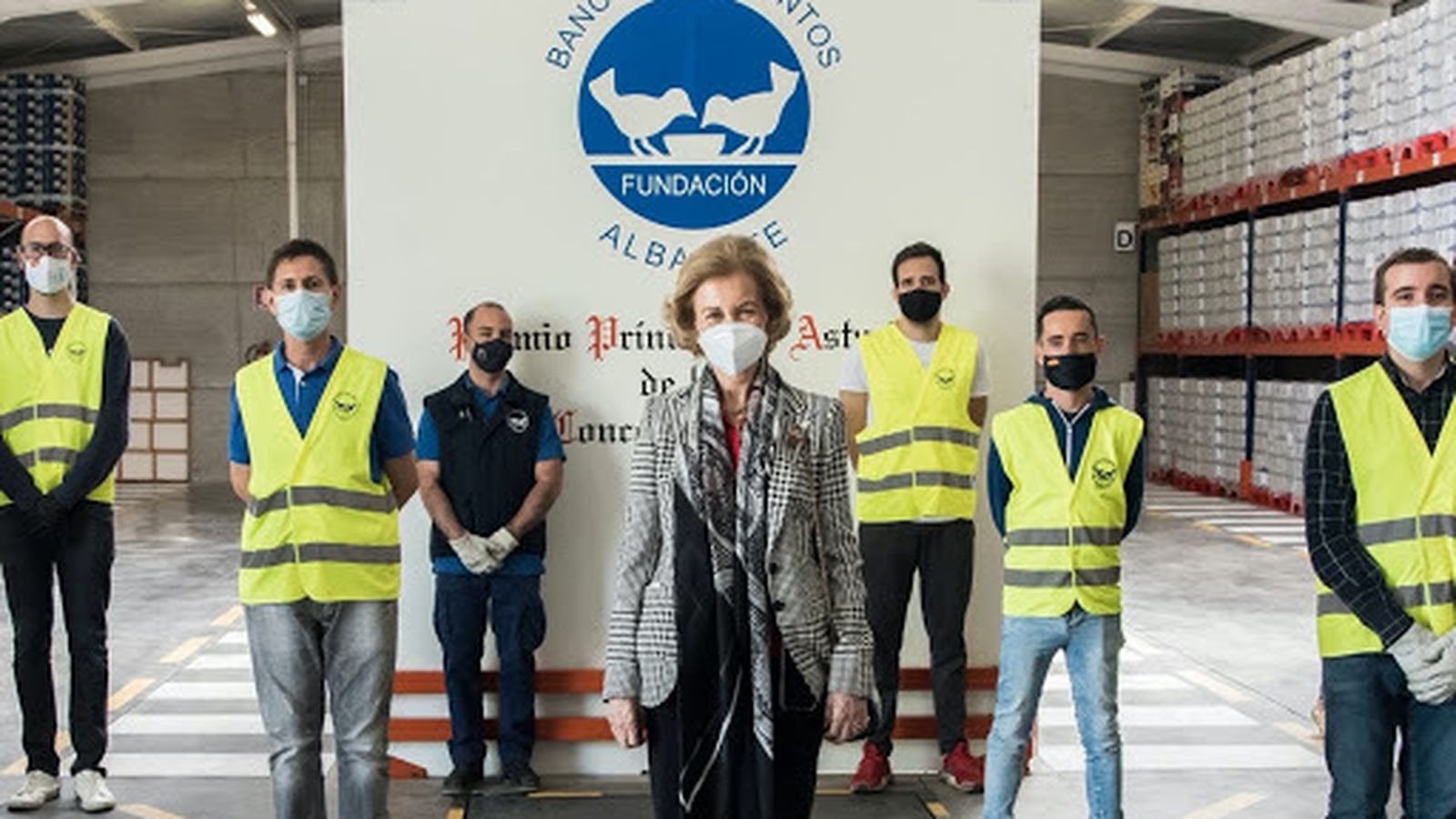 Doña Sofía, en su visita a un Banco de Alimentos.