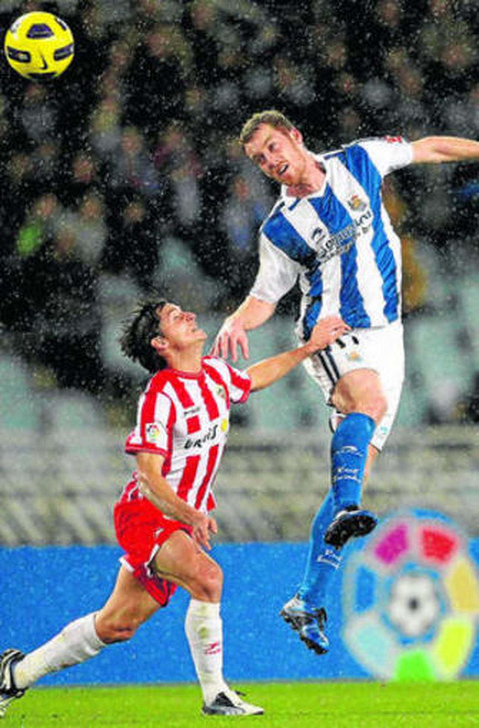 Zurutuza remata de cabeza ante la presencia de Piatti.