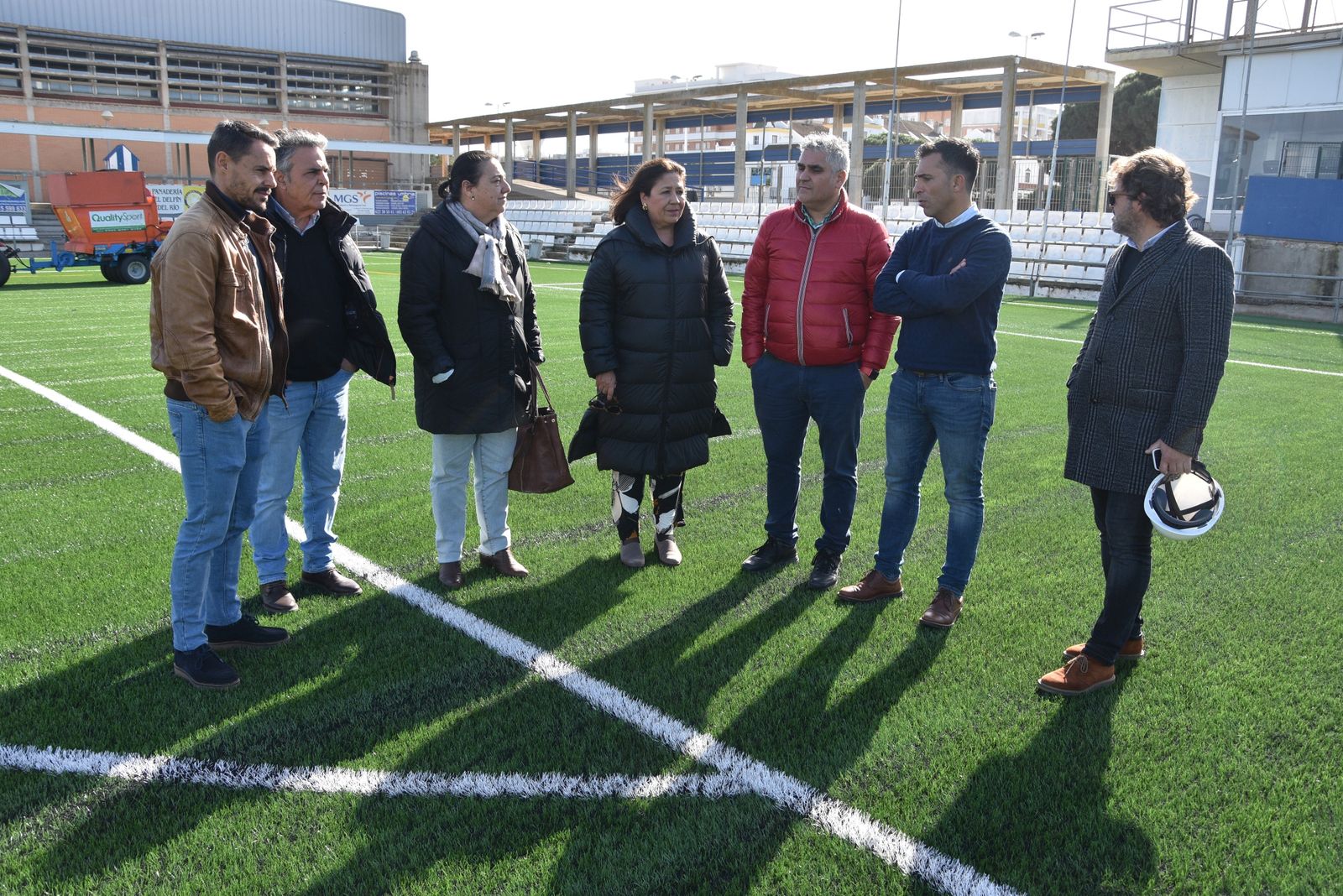 La alcaldesa y los concejales en el campo de fútbol.
