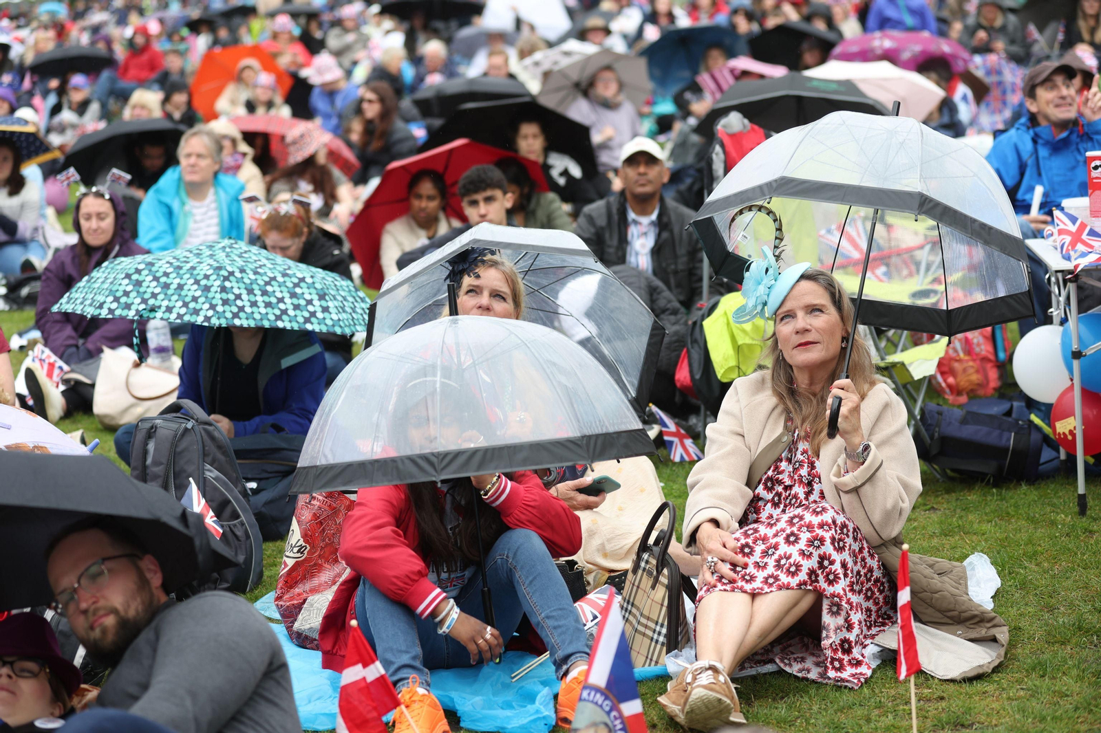 Los ciudadanos apoyan a Carlos III en el día de su coronación