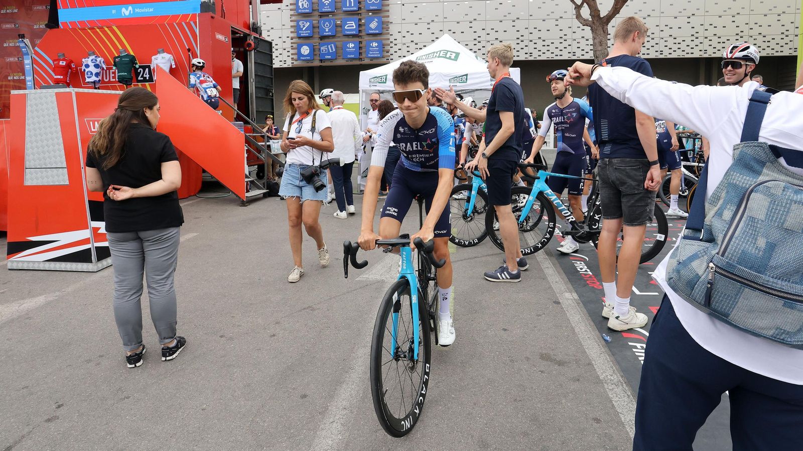 Así fue la salida de la Vuelta España desde Carrefour Sur en Jerez