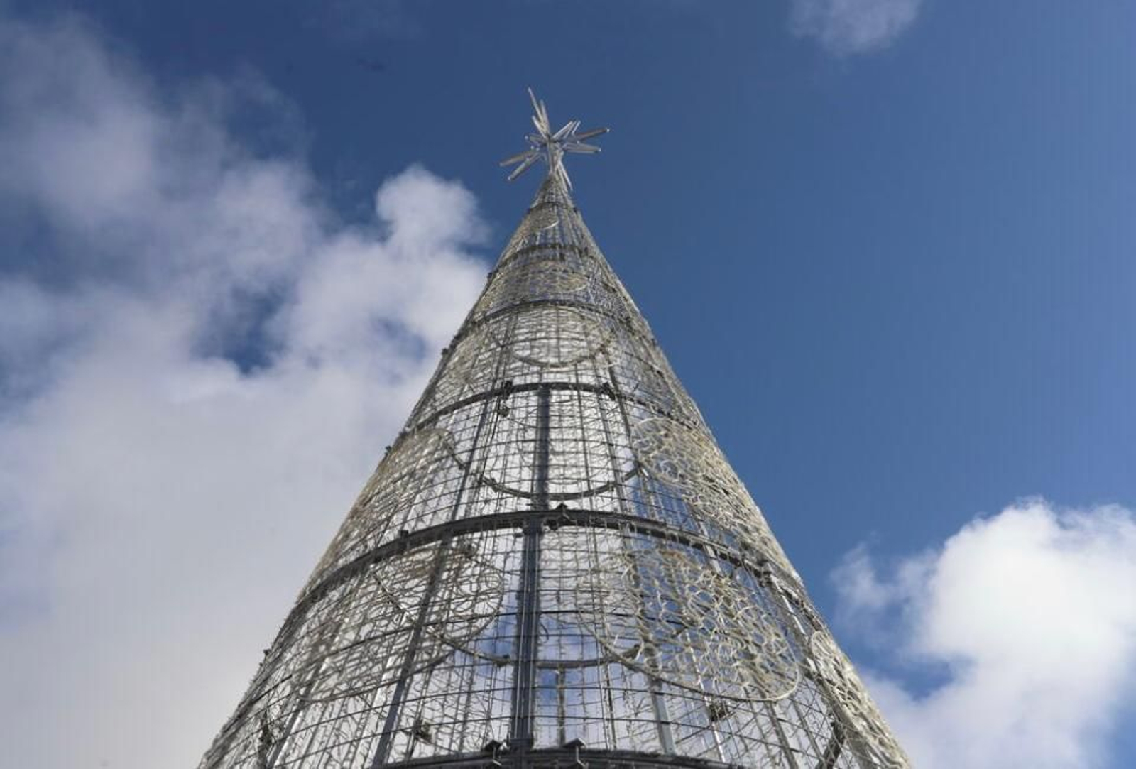 Estructura del árbol que se está colocando en la Plaza de las Monjas.