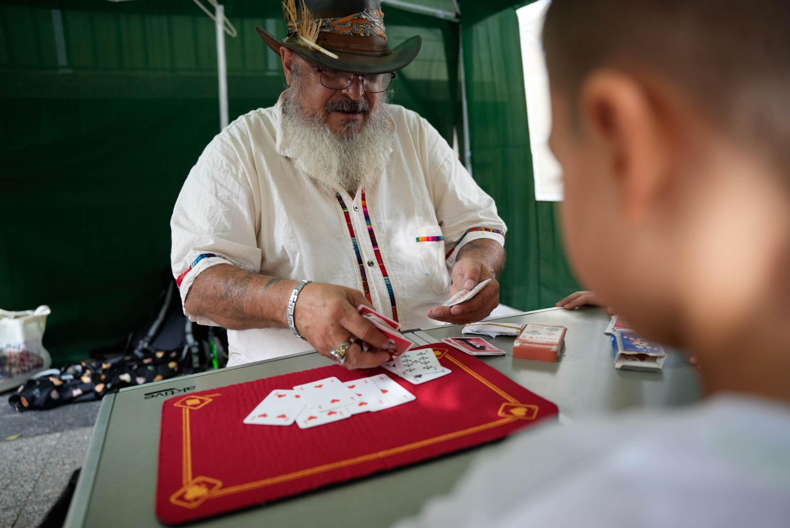 Las mejores imágenes del espectáculo de magia en la calle de la Feria de Almería