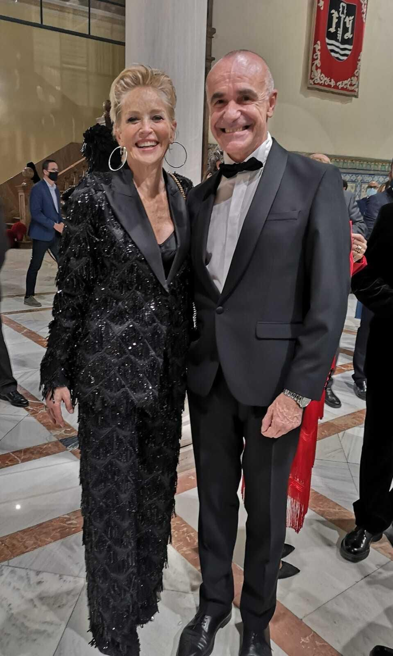 Sharon Stone, junto a Antonio Muñoz en la gala de la revista 'Elle'.