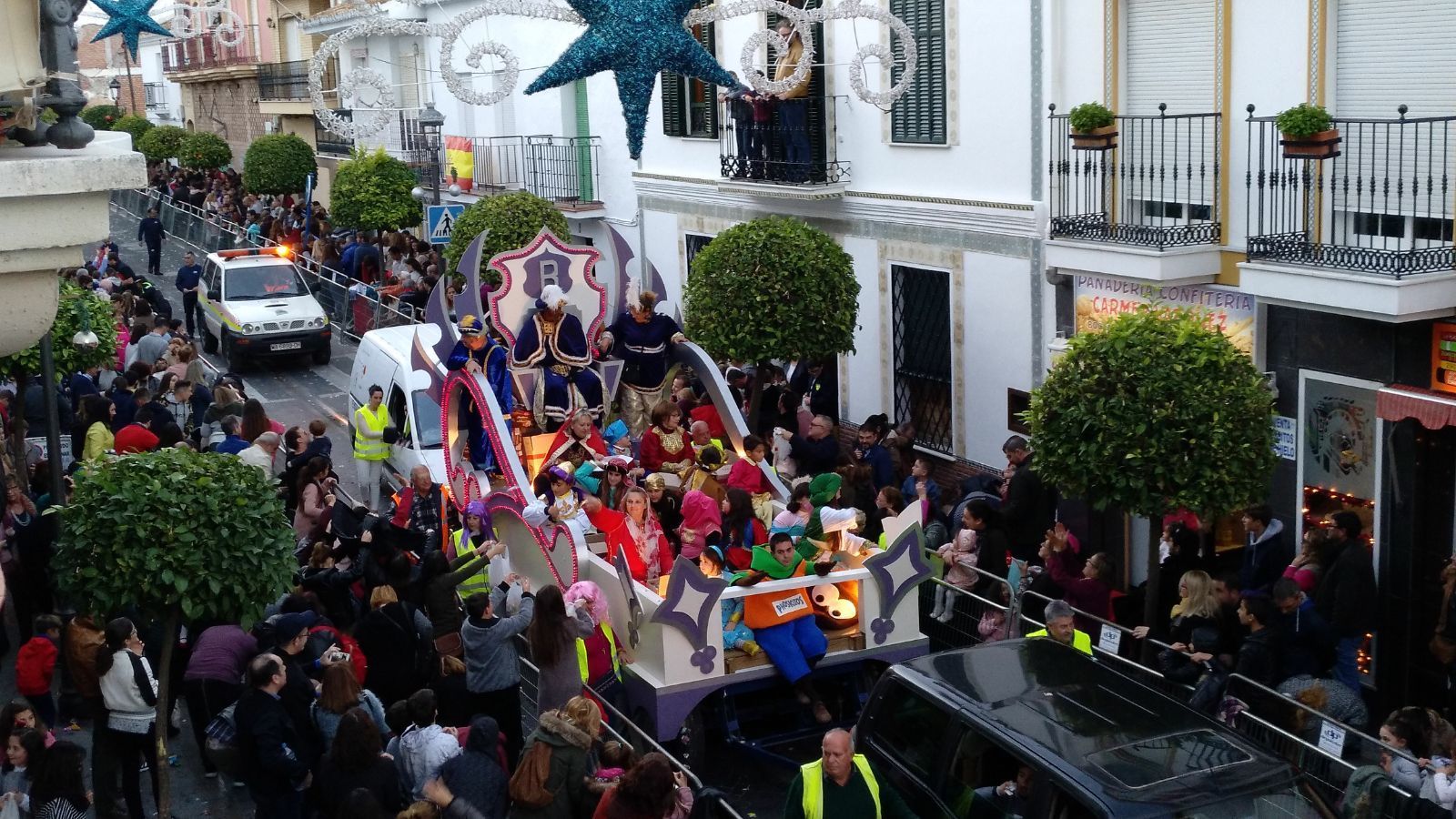 La cabalgata de Alhaurín de la Torre, a su paso por el centro de la localidad en 2018.