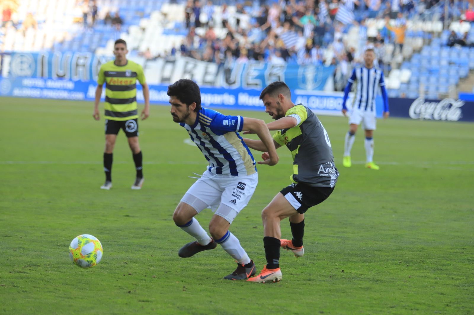 José Carlos se protege ante el acoso de un jugador del Sanluqueño.