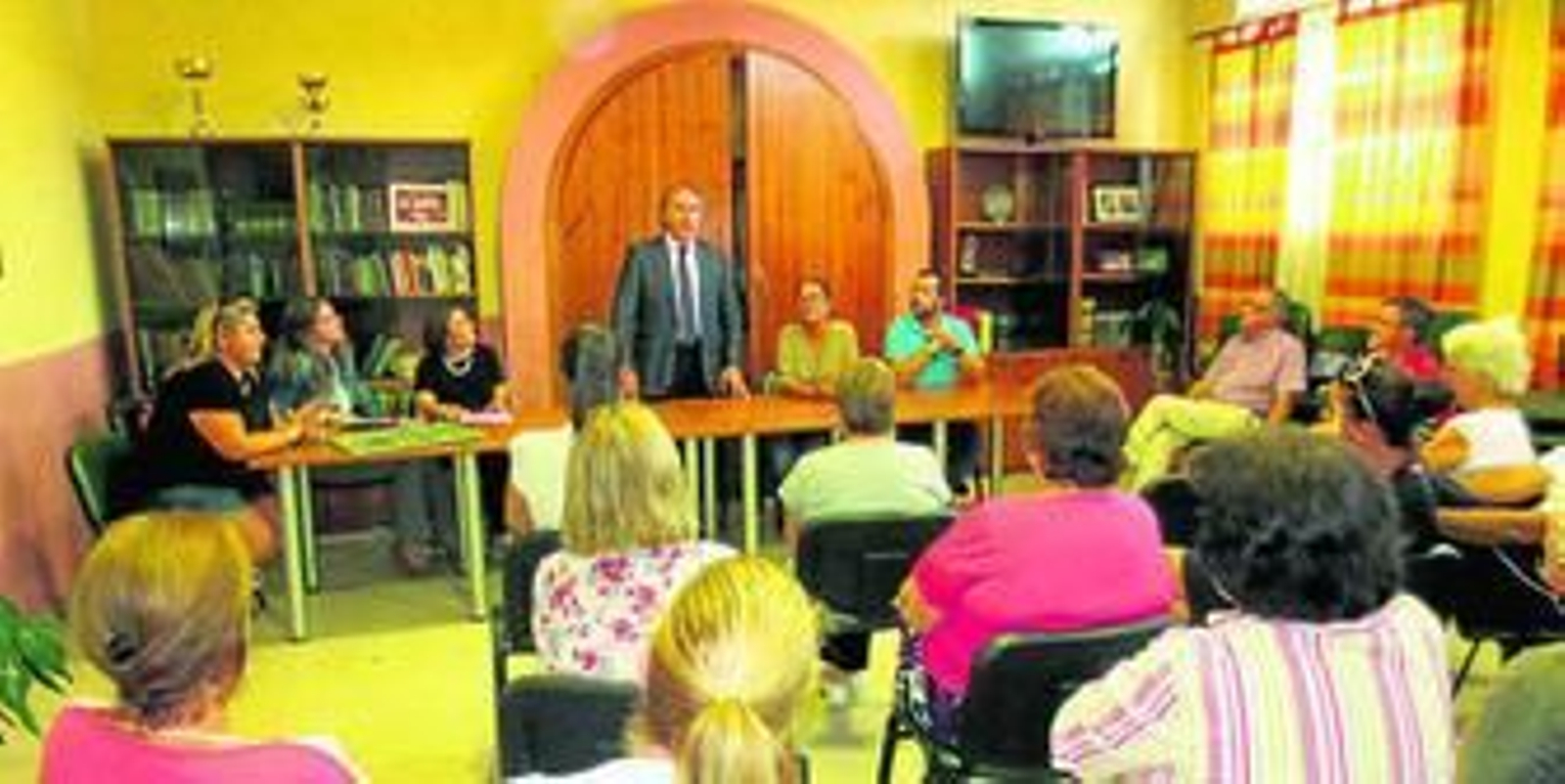 Imagen de la reunión mantenida ayer entre el alcalde y los vecinos de Pelayo.