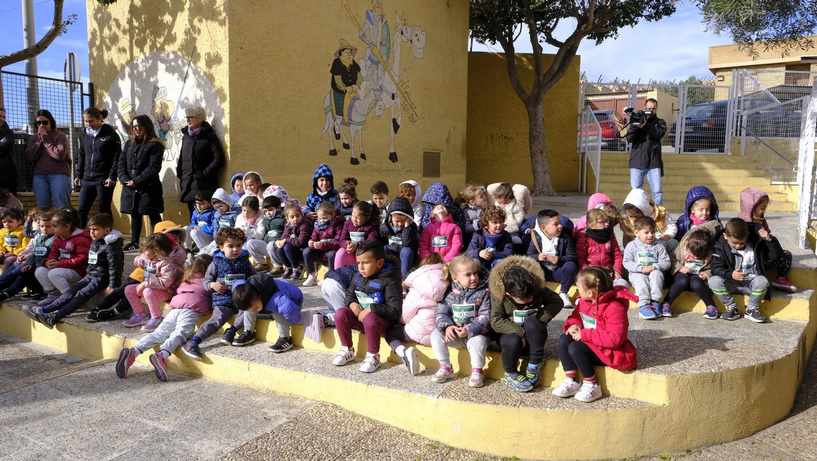 Imágenes de la carrera infantil contra el cáncer en el CEIP Francisco de Goya