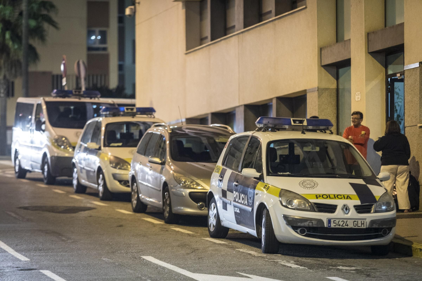 Coches de la Policía Local delante de la Jefatura en una imagen de archivo.