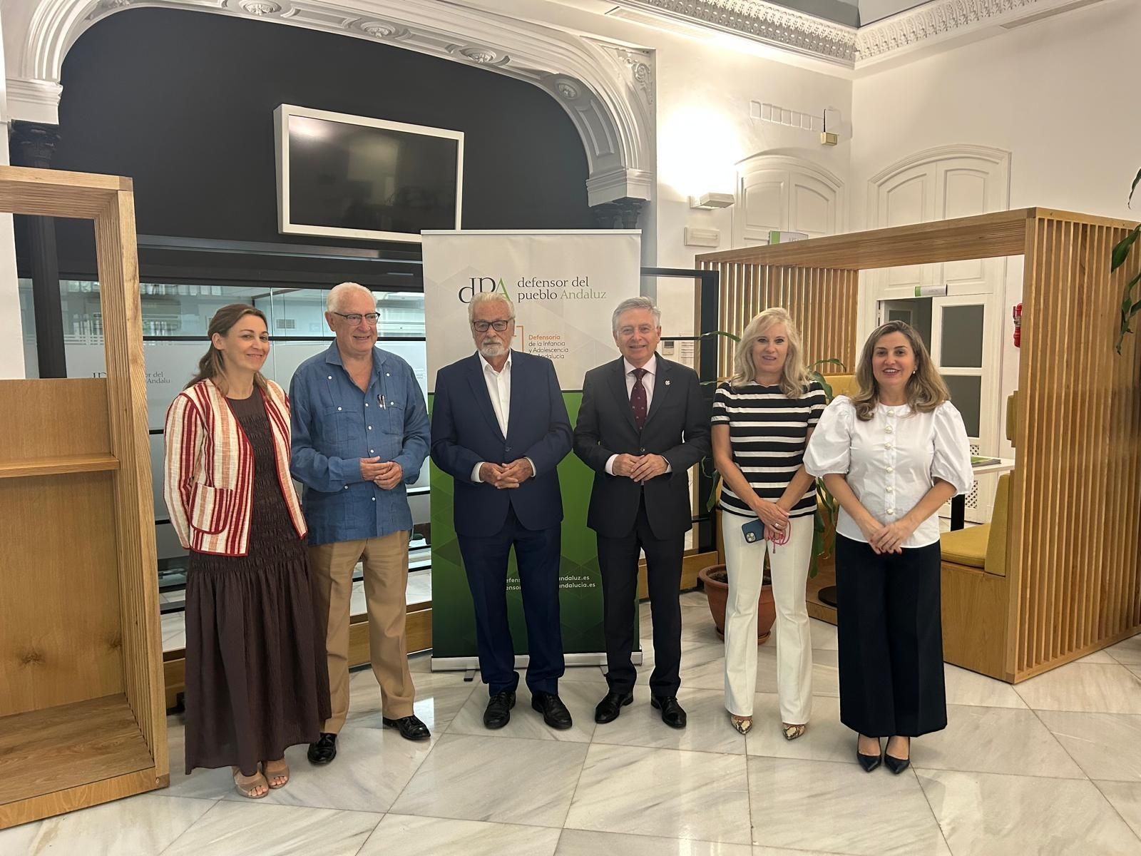 En el centro, el Defensor del Pueblo, Jesús Maeztu, y el director de la Oficina contra el Fraude y la Corrupción, Francisco de Paula Sánchez Zambrano, este martes. En el centro, el Defensor del Pueblo, Jesús Maeztu, y el director de la Oficina contra el Fraude y la Corrupción, Francisco de Paula Sánchez Zambrano, este martes.