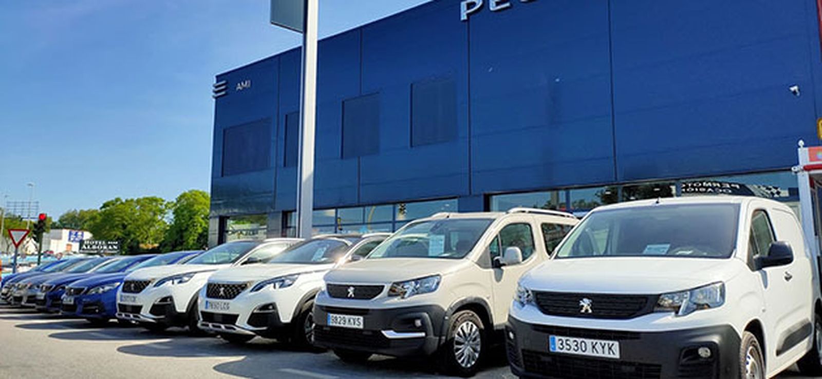 La fachada de AMI Peugeot Algeciras.