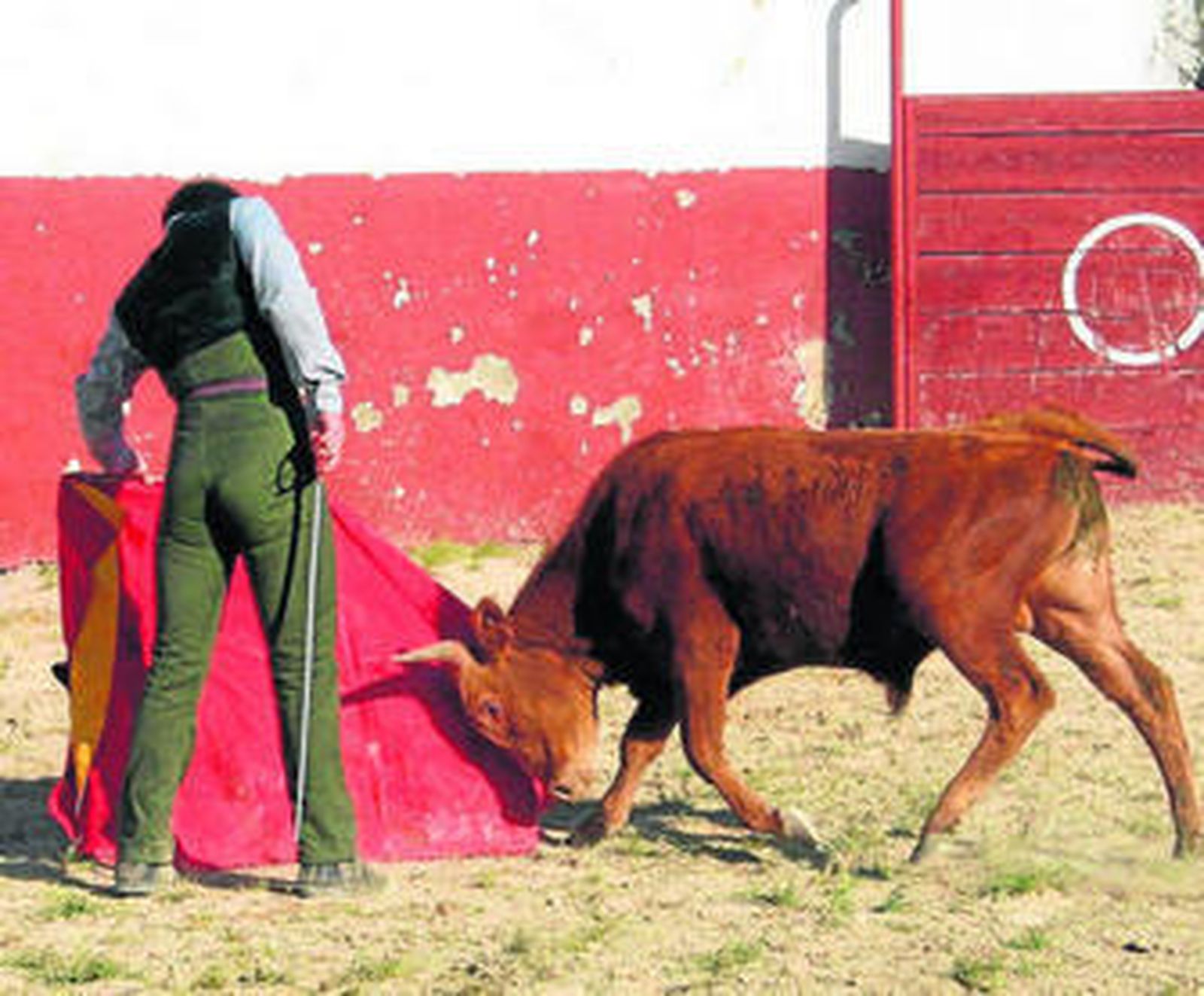 Juan Manuel Moreno Tejero "Trebu", al natural en la placita de tientas de Alventus.