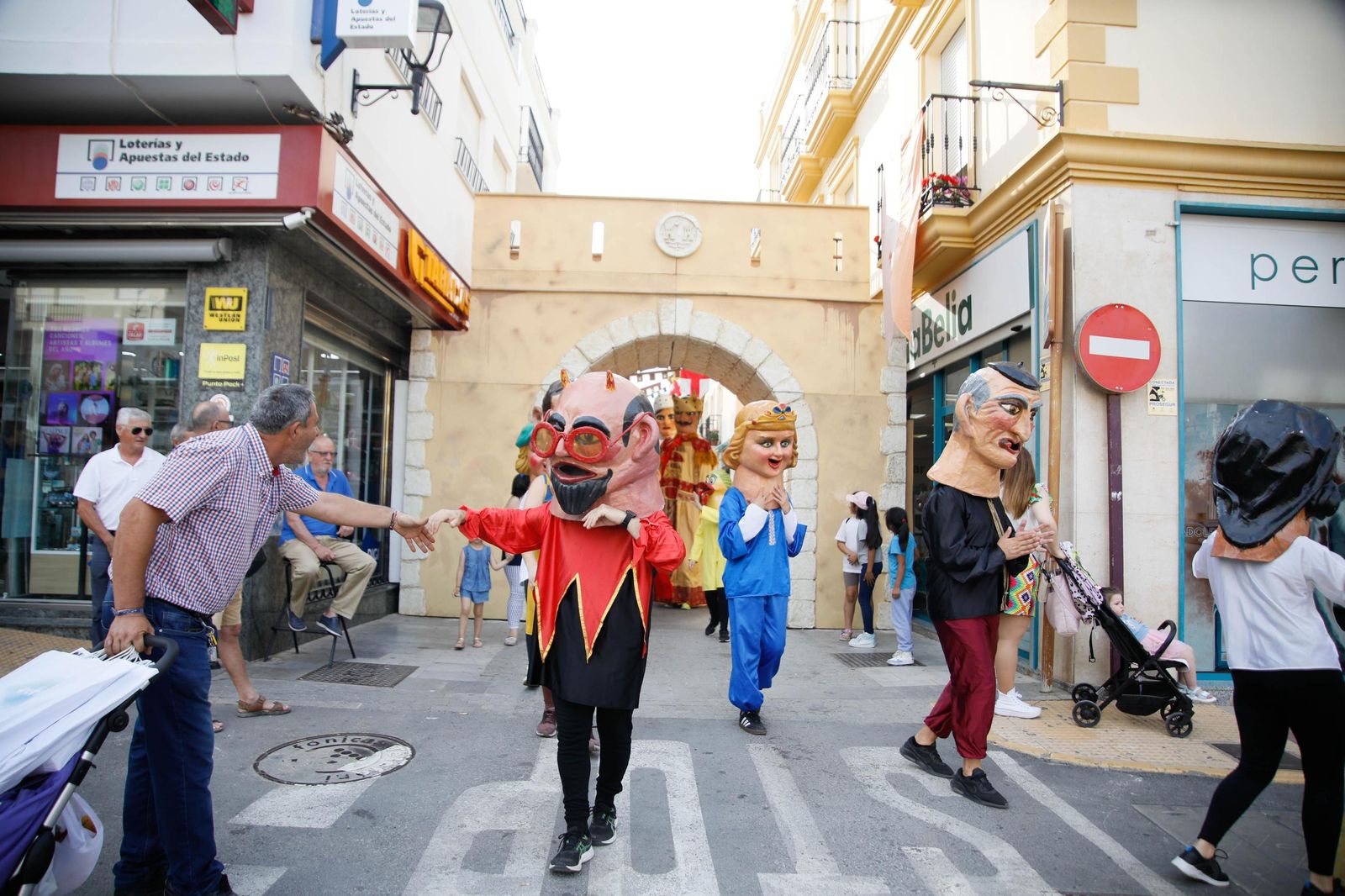 Desfile de Gigantes y Cabezudos de Vera, en imágenes