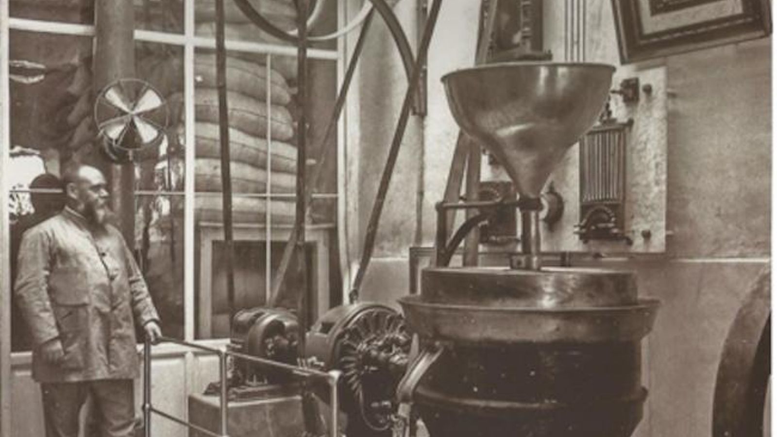 Fábrica de Chocolates Alhambra, a principios del siglo XX, situada entre Pescadería y Capuchinas.