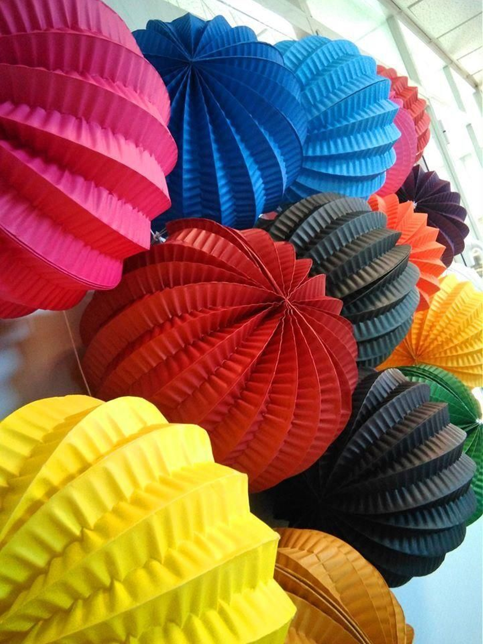 Farolillos que elabora la empresa gráfica ubicada en Jerez