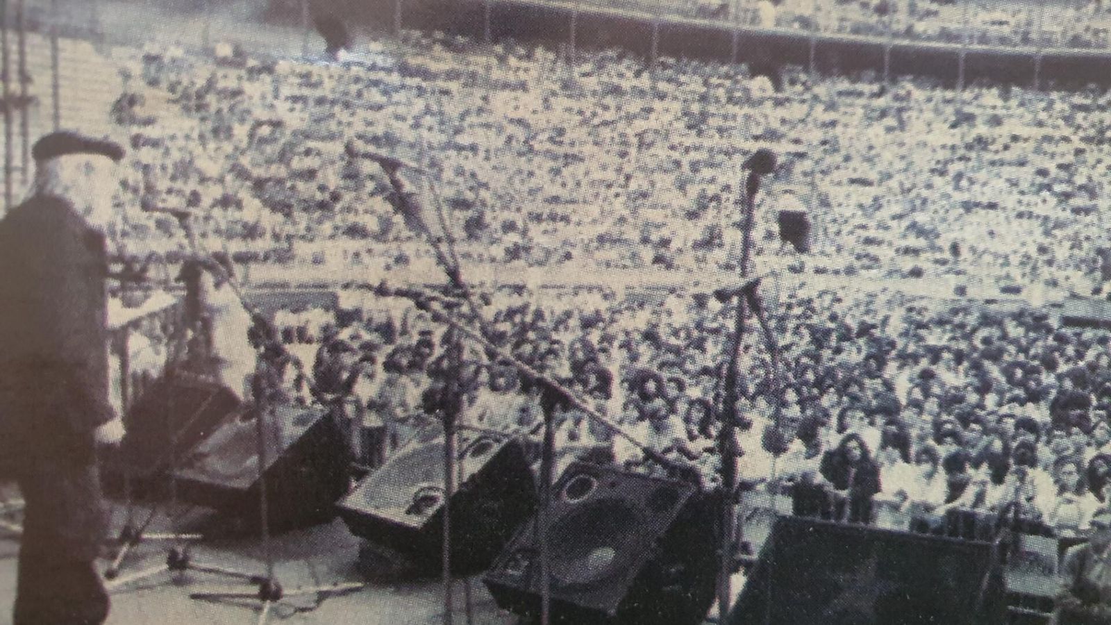 Ernesto Cardenal se dirige a las más de cinco mil personas que asistieron en la plaza de toros al homenaje a Nicaragua.