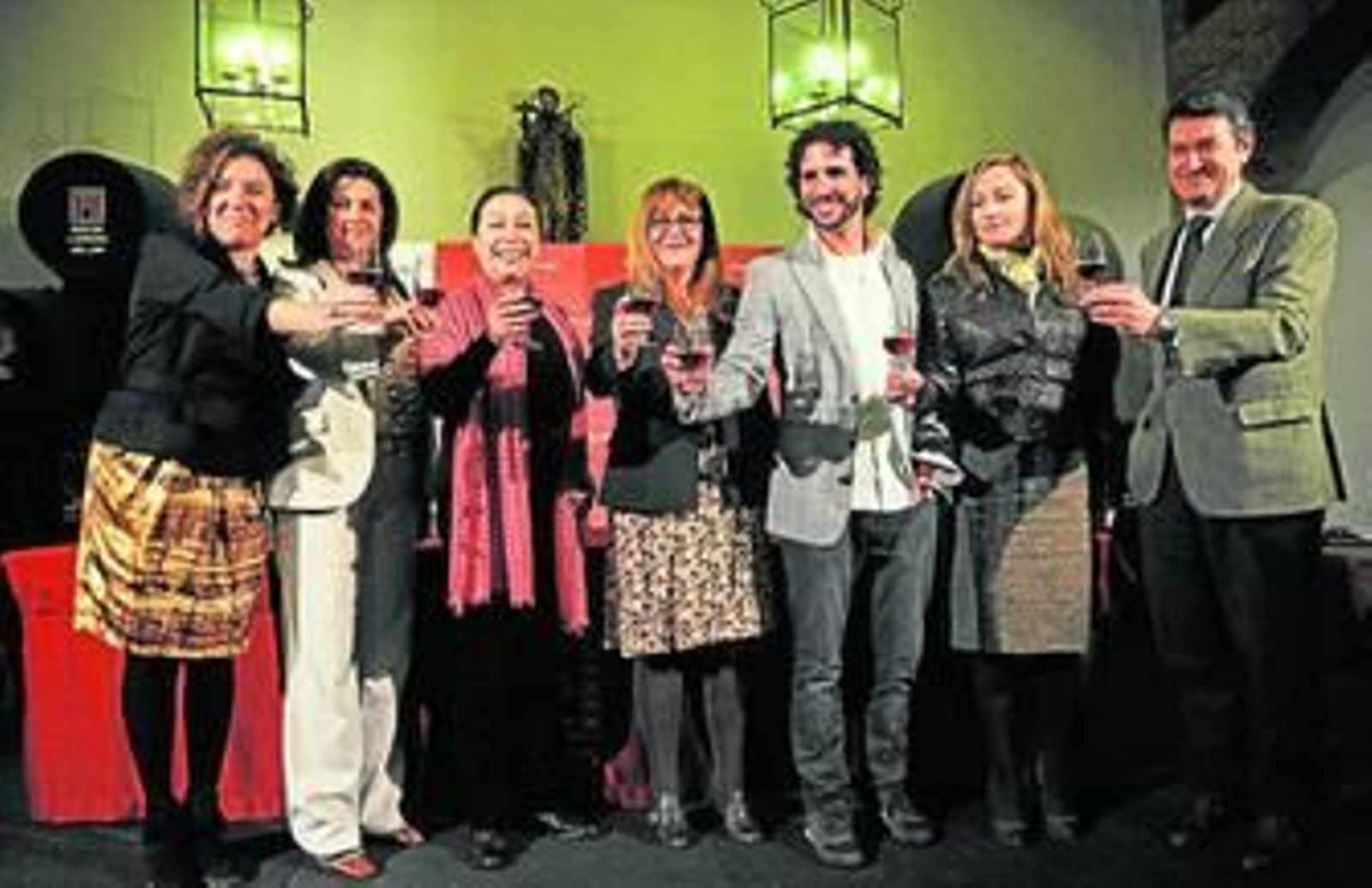 Artistas, organizadores y colaboradores brindan con una copa de jerez tras la presentación del espectáculo, ayer, en el Consejo.