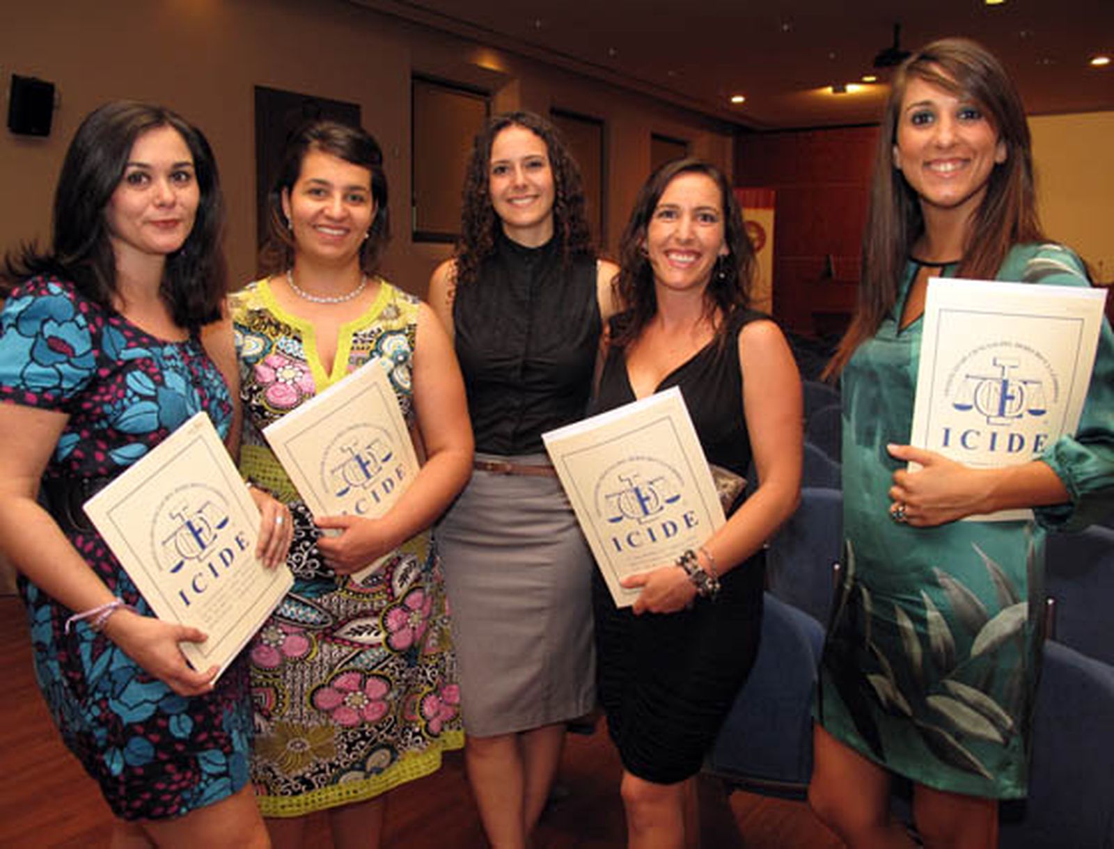 Nieves Amuedo, Rosario Dos Anjos, Mercedes Valle, Montaña Holgado y Pilar Jiménez Navarro, alumnas del Programa de Práctica Jurídica.

Foto: Victoria Ramírez