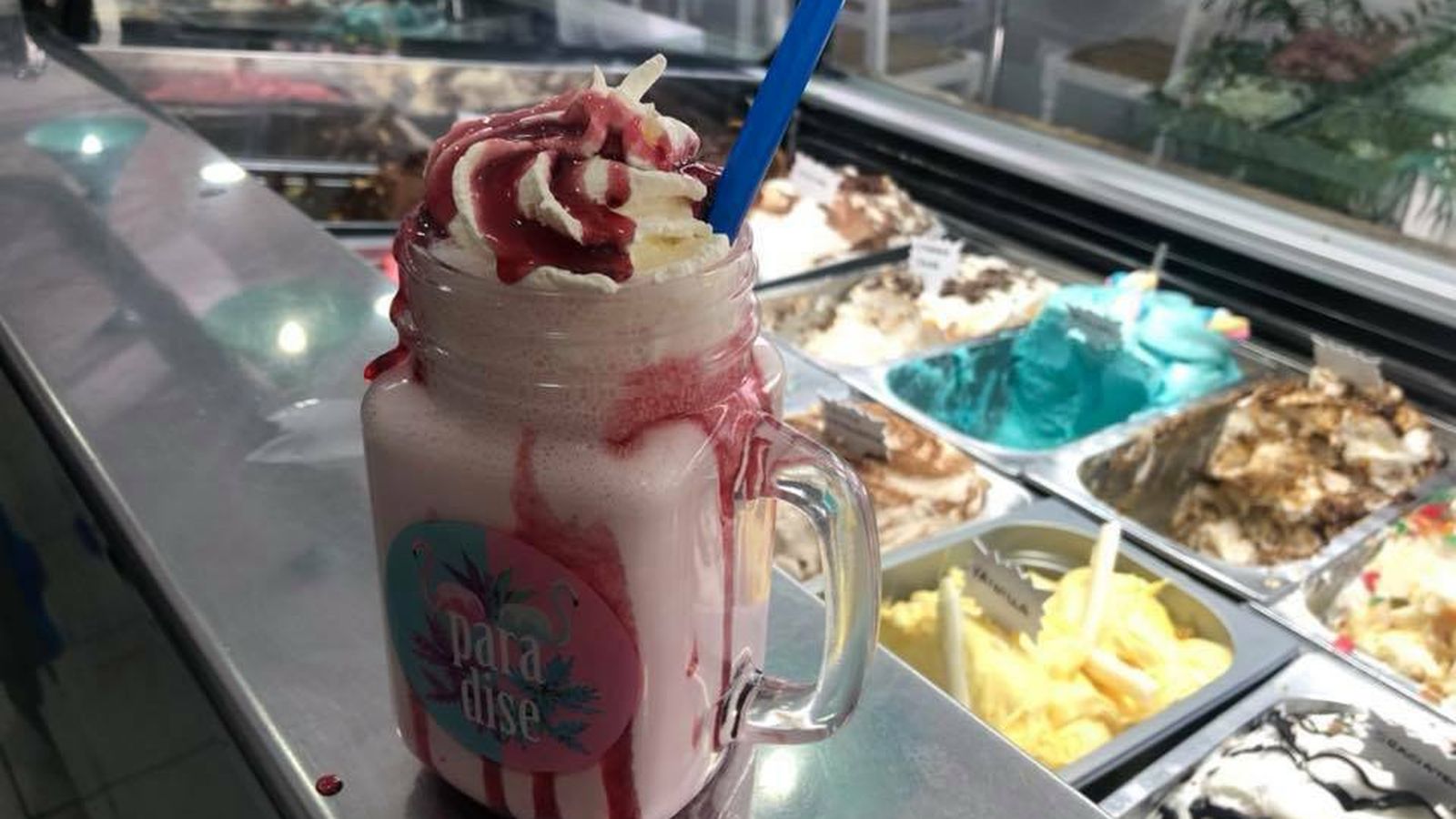 El local ofrece una sugerente carta de desayunos y helados.