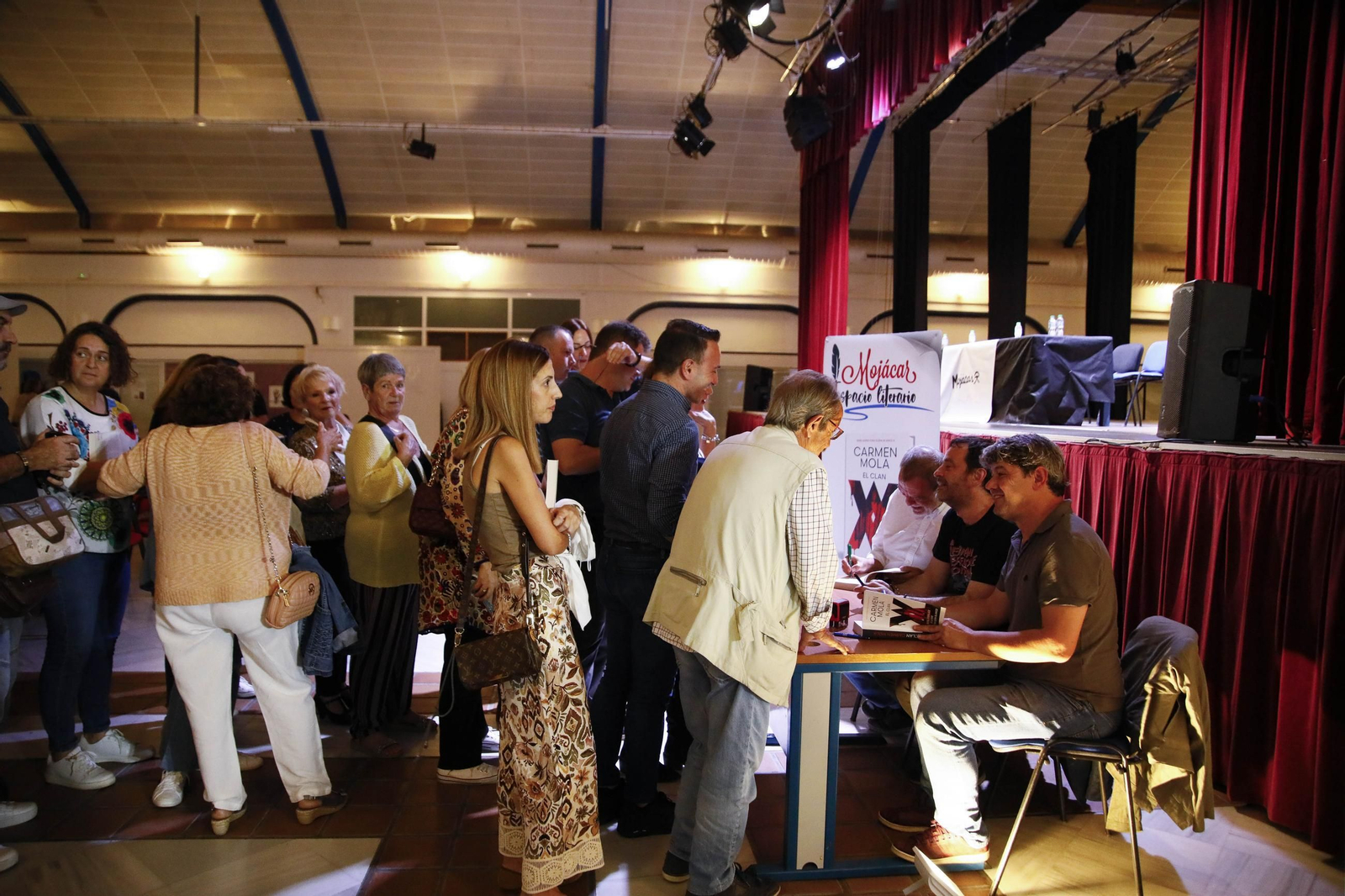 Las imágenes de la presentación del libro "El Clan" de Carmen Mola en Mojácar