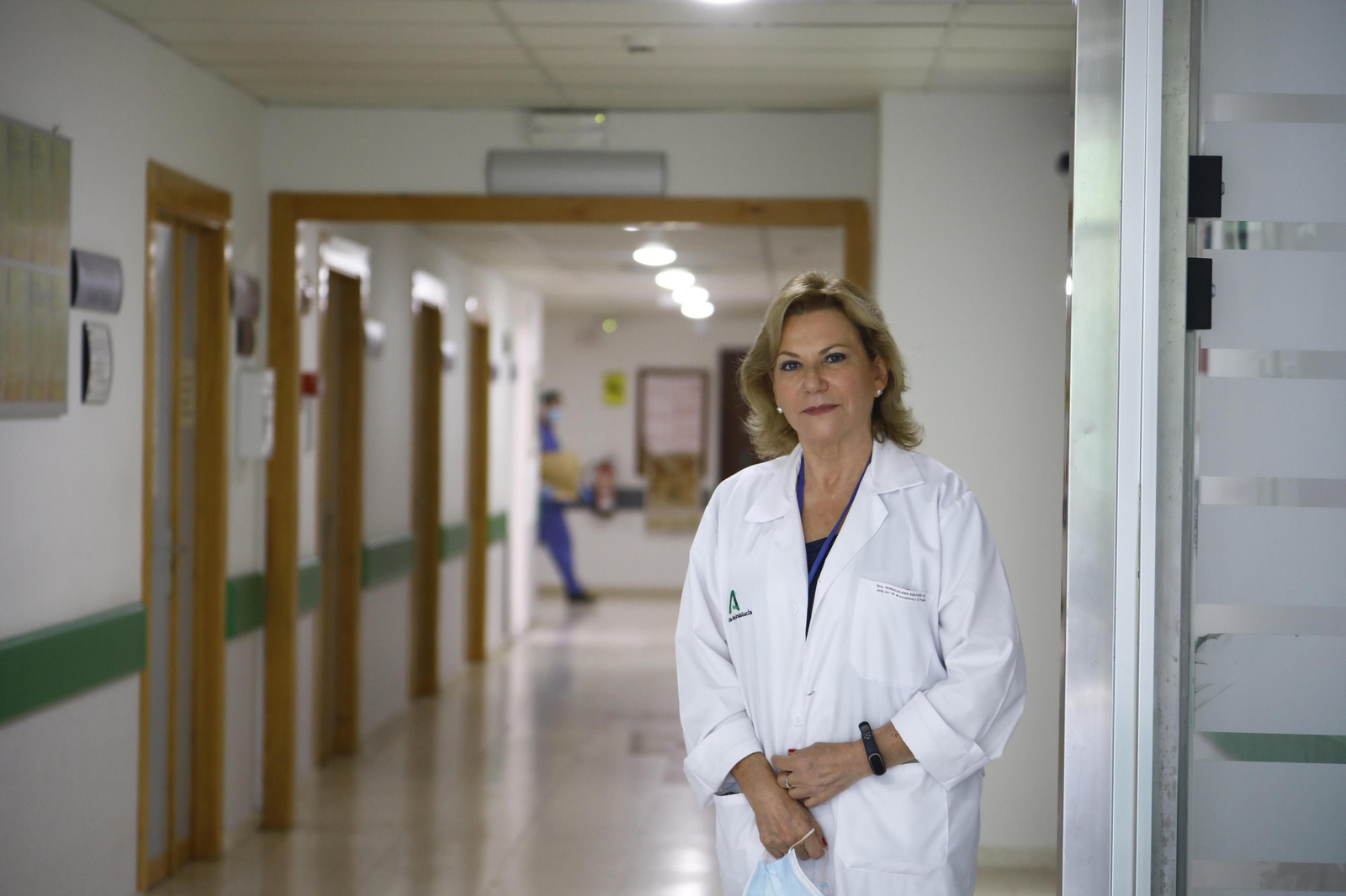 Inmaculada Salcedo en uno de los pasillos del Hospital. Inmaculada Salcedo en uno de los pasillos del Hospital.