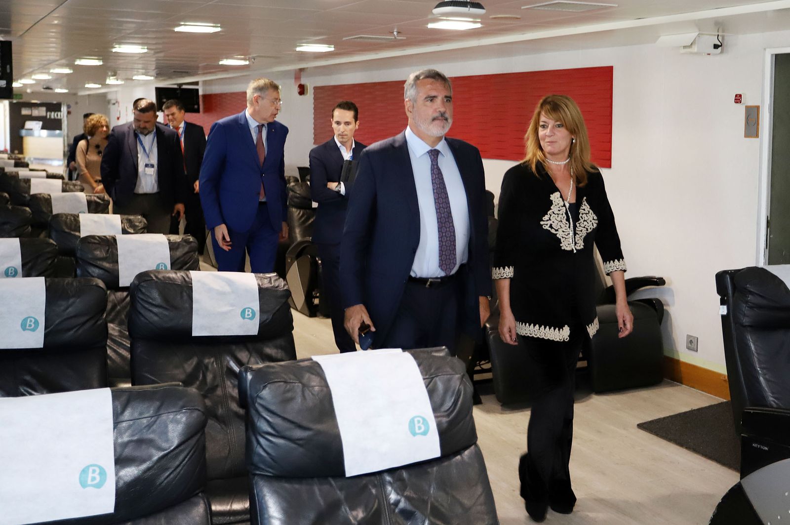 Imágenes de la llegada de un buque de Baleària al Puerto de Huelva