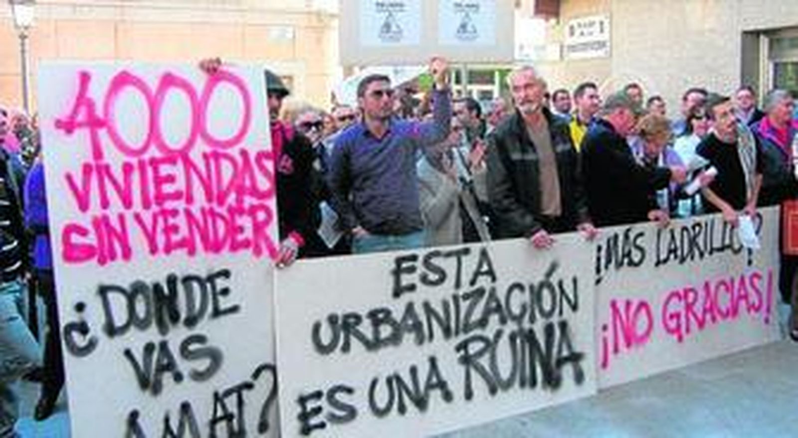 Pancartas que exhibieron los manifestantes en la plaza del Ayuntamiento.