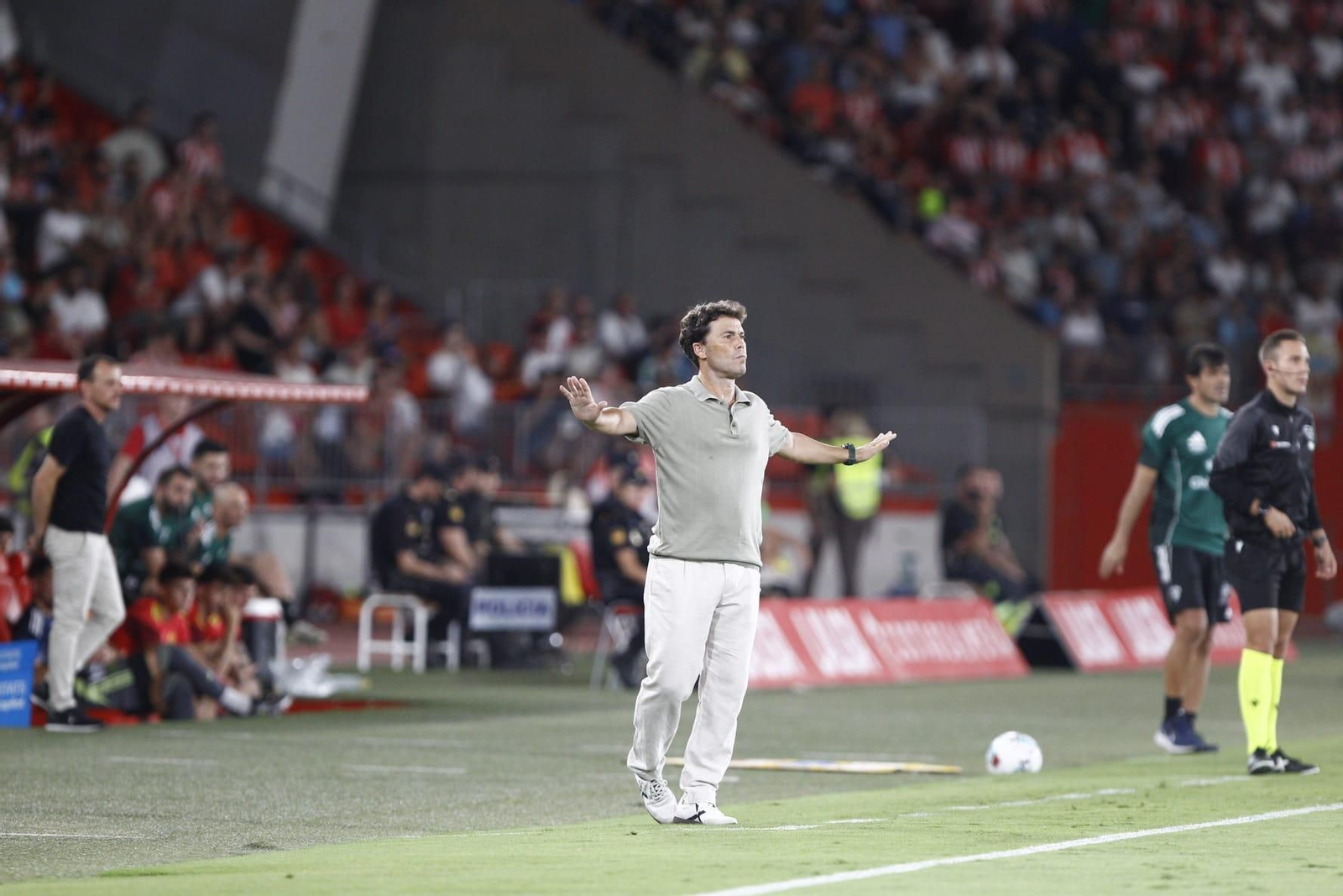 Rubi realiza indicaciones a sus futbolistas desde la banda durante una acción del encuentro frente a los manchegos.