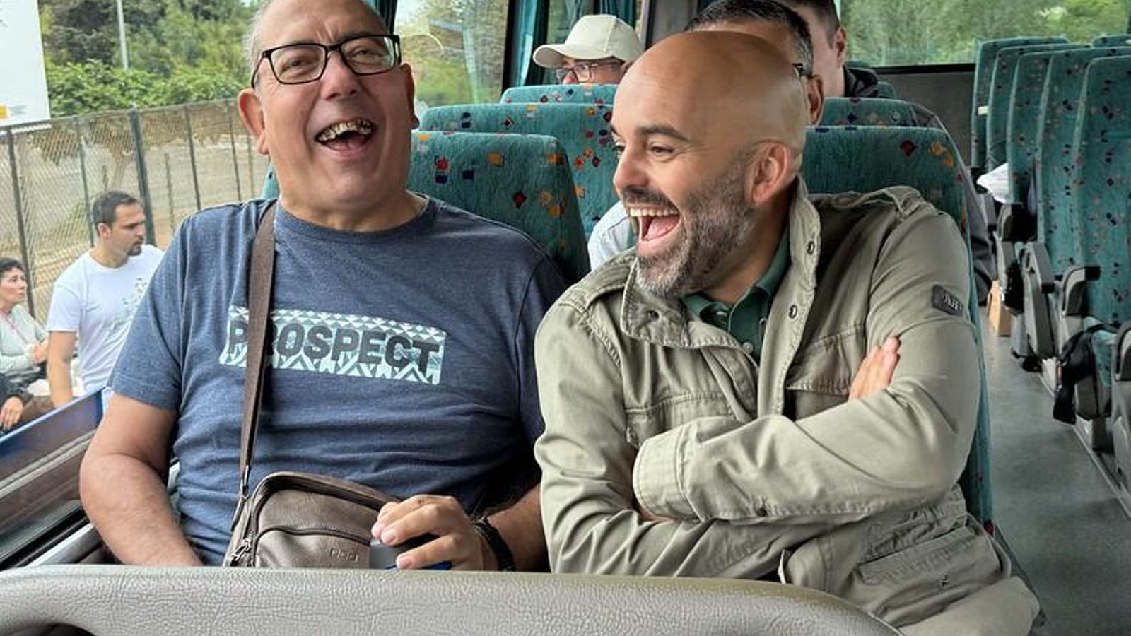 Valentín Sola, presidente de FAAM, junto a uno de los usuarios que se embarca en esta experiencia única