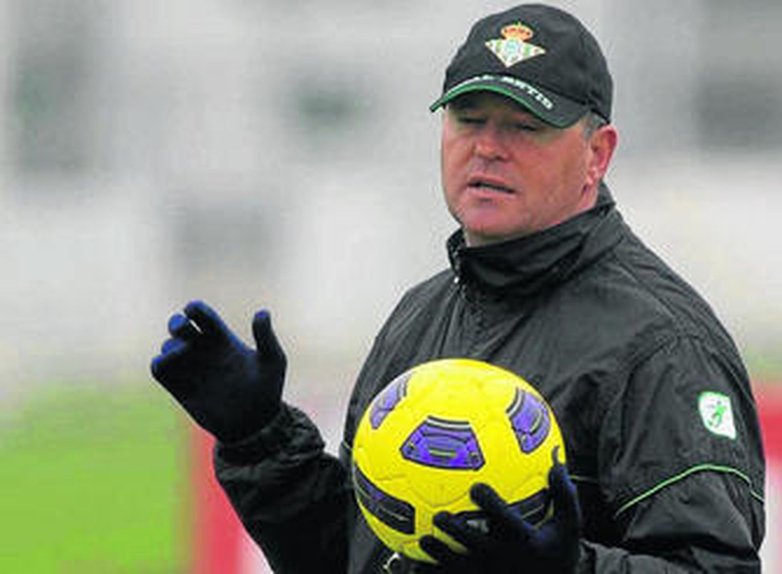 Pepe Mel sujeta un balón en el entrenamiento.