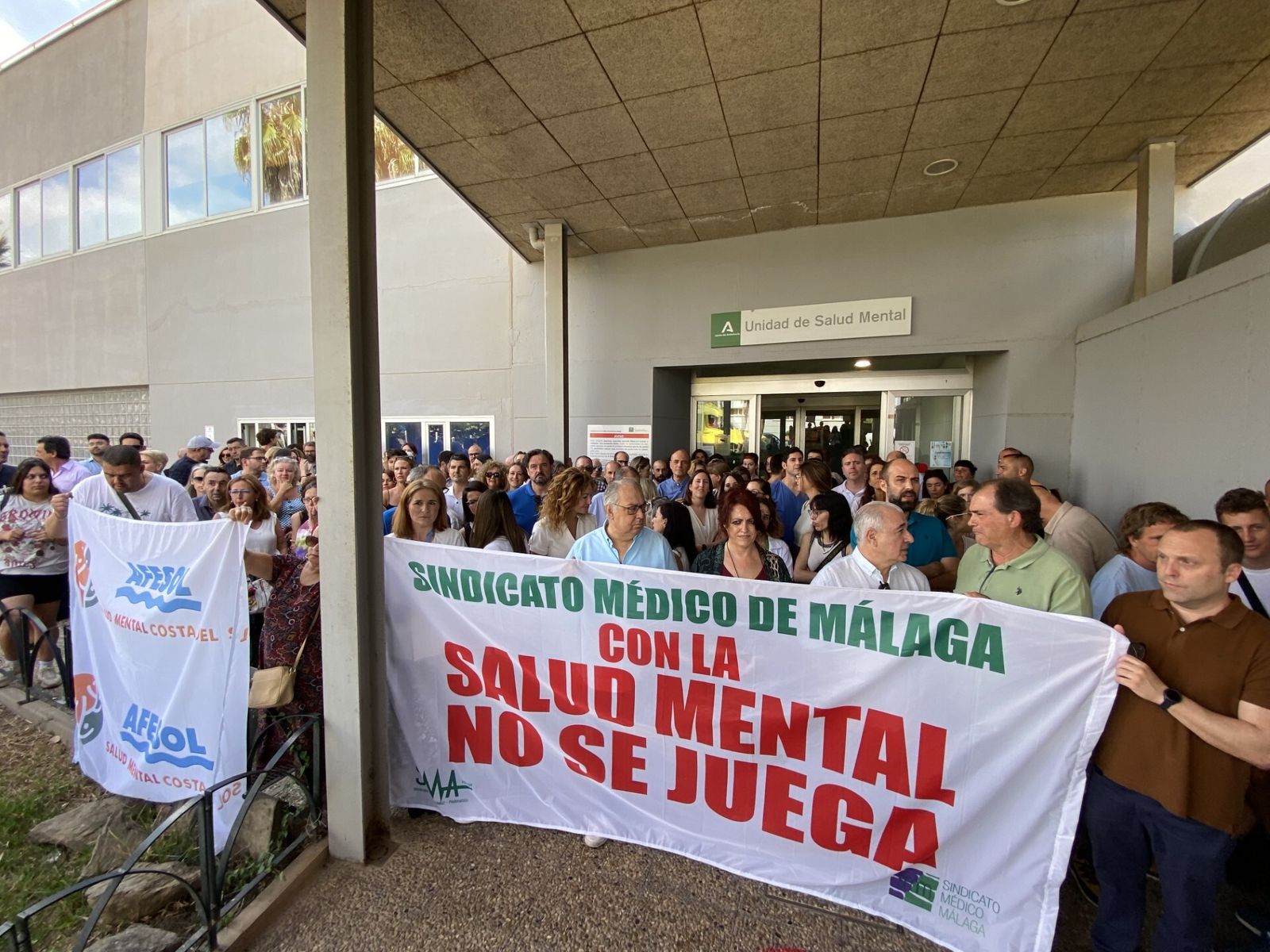 Profesionales de Salud Mental del Clínico de Málaga y usuarios protestan contra la falta de personal