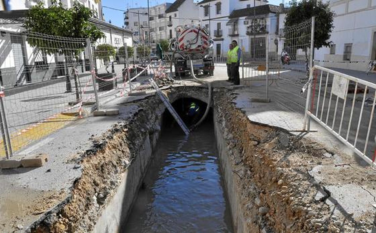 Los trabajadores ultiman las obras del dique y las nuevas catas realizadas en el pueblo para prevenir futuras riadas.

Foto: Manuel Gómez
