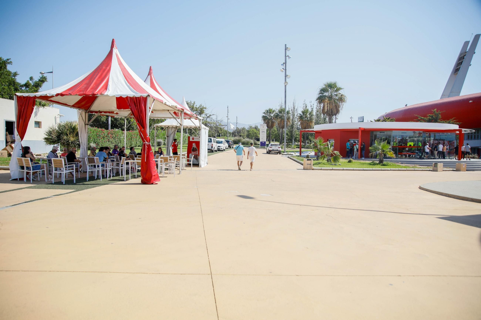 Las imágenes de la campaña de abonos de la UDA y apertura de la tienda del club