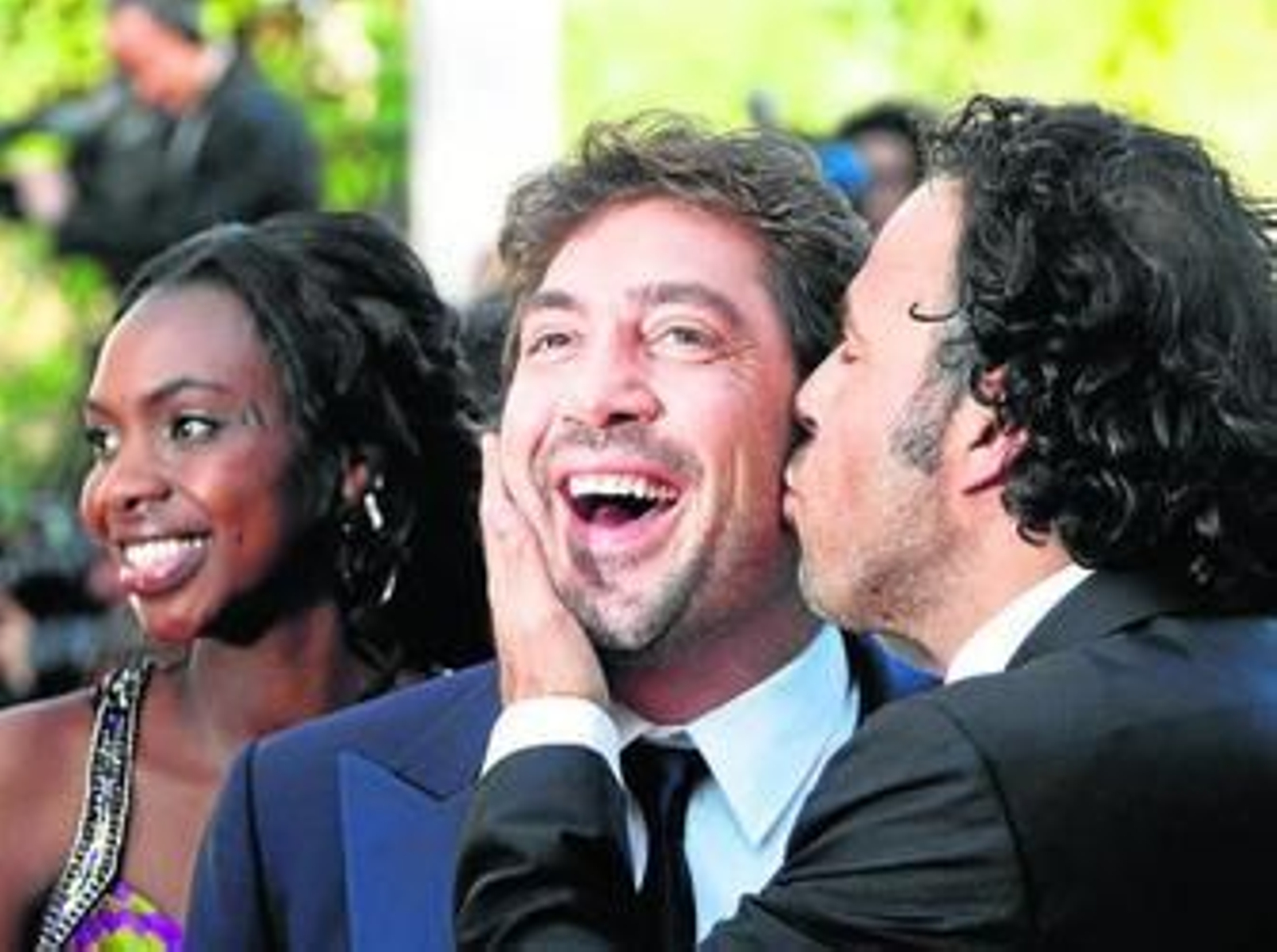 González Iñárritu besa a Bardem, ayer en Cannes junto a su compañera de reparto Diaryatou Daff.